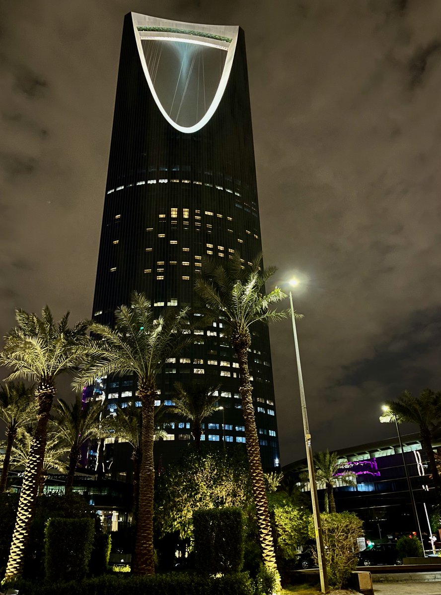 fjosemarquez's tweet photo. @awamzzz La K es por kingdom pero eso no es lo más curioso. Eso sería la kingdom tower en Riyadh y que parece la torre de Barad-Dur. https://t.co/FVjPRTo4BX