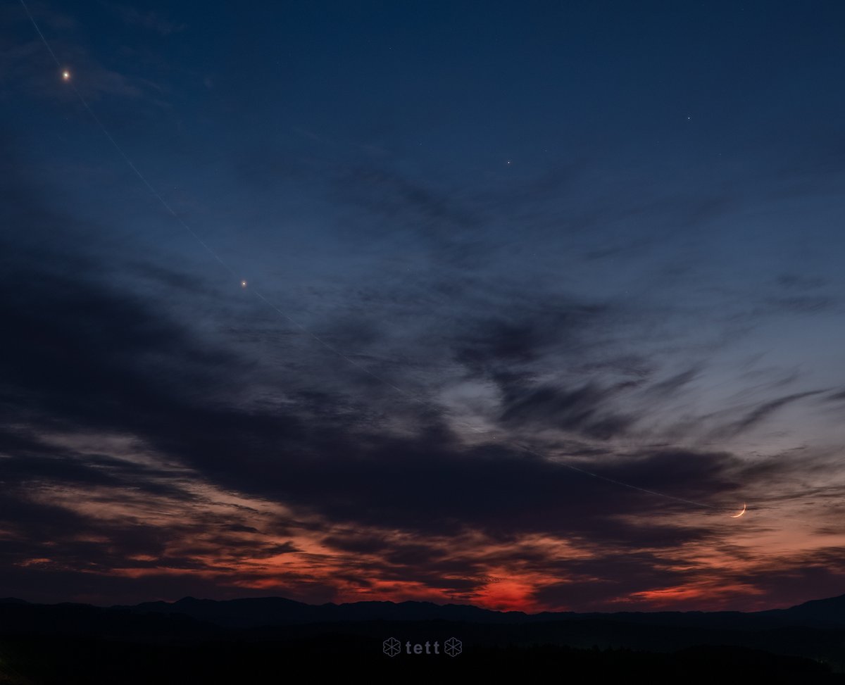 tettk2130494's tweet photo. 金星、木星、水星、月が優雅な曲線を描いた日。
おらは残りの人生で同じ並びを眺められるだろうか？
水星の位置は、右上に並ぶふたご座の左の星、ボルックスから適当に線を下ろして曲線とぶつかるところ。 https://t.co/zXw0s030sW