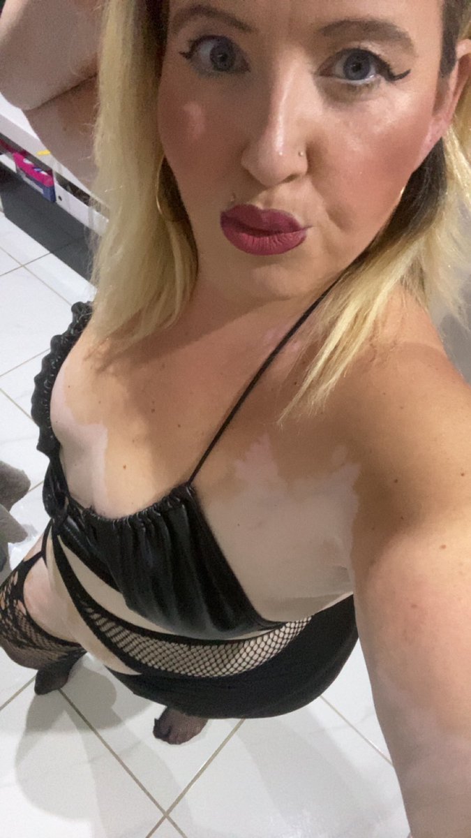 KellyKissoff's tweet photo. Coucou les loulous, oubliez pas de venir me voir sur mon mym https://t.co/Ftx8WIvIkY