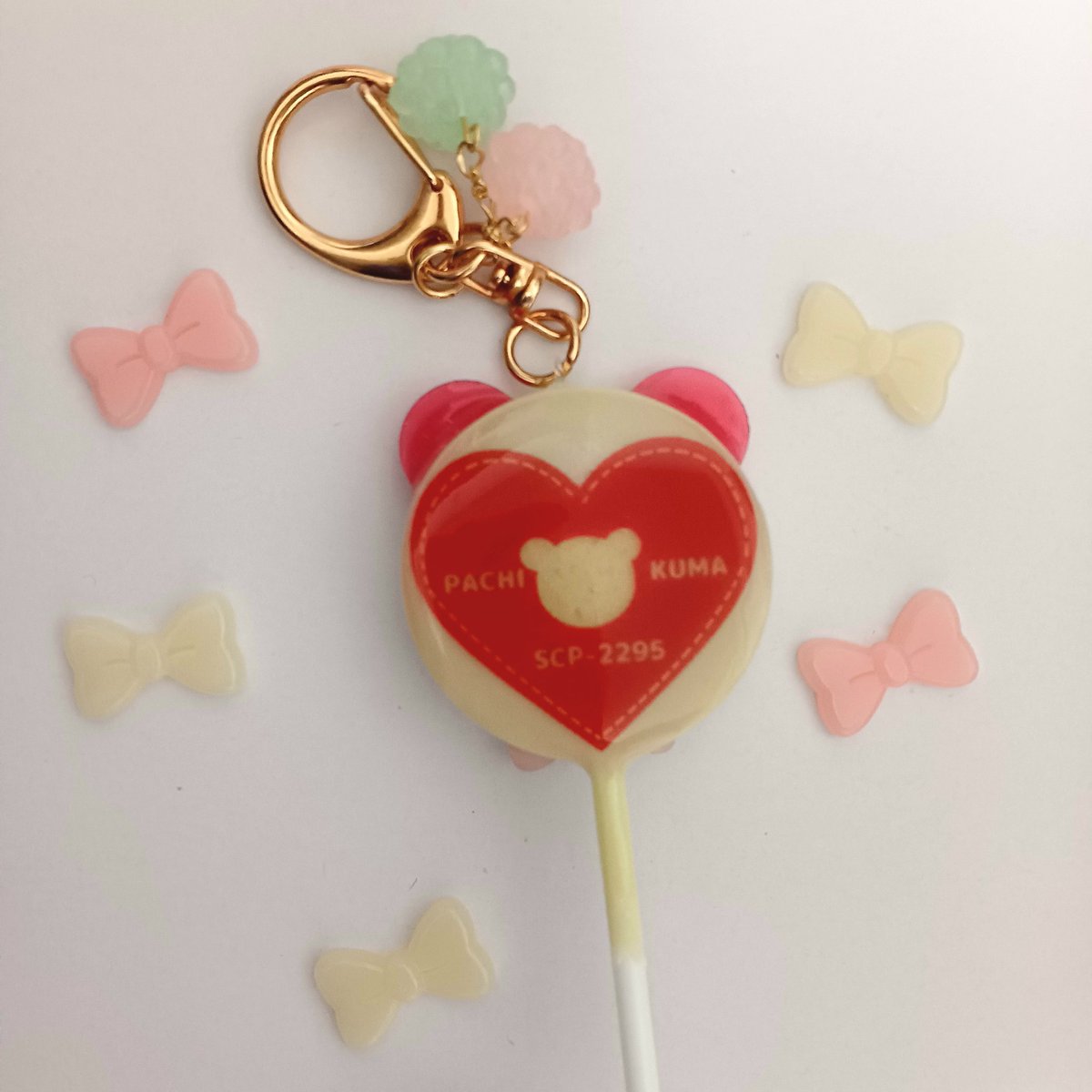 odomilabo's tweet photo. 【製作途中】
りぼんのねこです&amp;パチクマのロリポップ風キーホルダーです。
金平糖モチーフのビーズつき。 https://t.co/rIO4VAtVTx