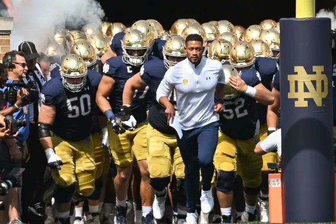 HoltzHeroes's tweet photo. “They don’t bend here. You gotta go to class, you gotta study &amp; they’re gonna hold you to high expectations. We have to understand that.”-Coach Freeman
☘️
“Notre Dame football is nothing more than toughness, togetherness, intensity, intelligence and competitiveness."-Coach Holtz https://t.co/5rezJ4L6pv