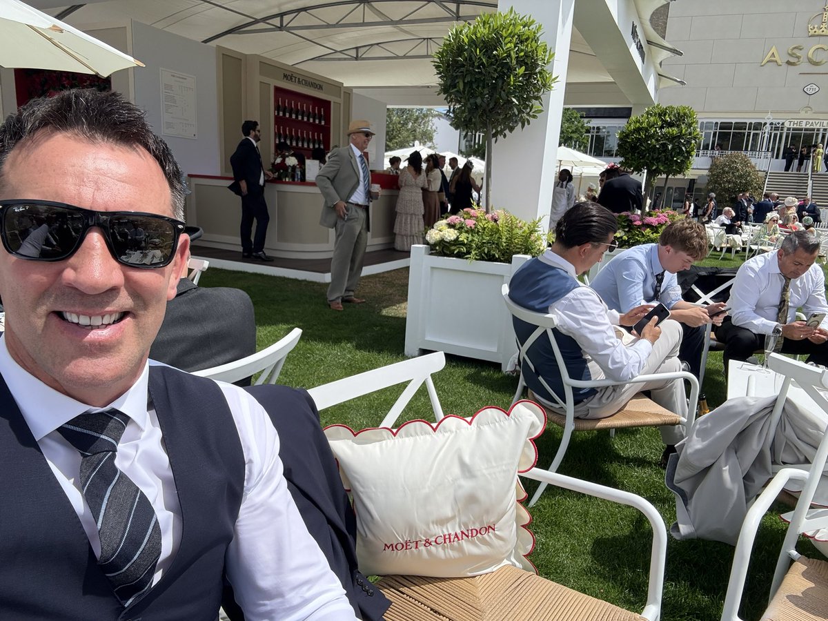 PScully13's tweet photo. The greatest of racing venues 🏇🏼🥂 👑 🇬🇧 #RoyalAscot https://t.co/bB7kZIvC5m