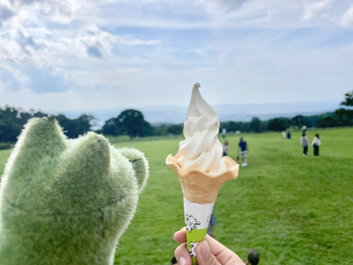 tomashibadaisen's tweet photo. 鳥取県伯耆町にある「大山まきばみるくの里」がワンだふる…🐾

標高800mの特等席。目の前には弓ヶ浜、振り返れば大山ドーン。のんびり草を食む牛さんたちを眺めながら食べるソフトクリームは反則級のおいしさだわん。気づけばみんな同じソフトを持ってるわん。
#芝犬旅行記 https://t.co/WrrkGQYm9o