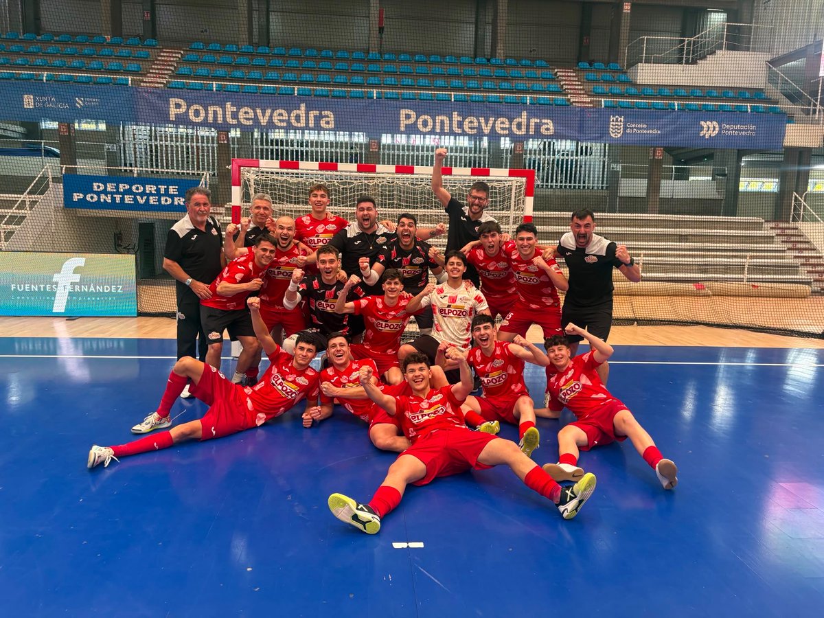 manusanchezc10's tweet photo. Cuando llegué a este club vine con un único objetivo: devolver al filial a la categoría que merecía. El sábado cumplí ese sueño. Gracias eternas a cada uno de los que ha puesto su granito de arena para que hoy podamos decirlo bien alto y bien claro:
¡SOMOS DE SEGUNDA DIVISIÓN! https://t.co/b1A8gYR59h