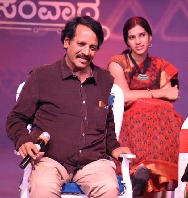 ThePrashanthCB's tweet photo. ಟಿ ಎನ್‌ ಸೀತಾರಾಮ್ ಪುತ್ರಿ ಅಶ್ವಿನಿ ಅನಿಶ್ ಆಕ್ಷನ್-ಕಟ್ ಹೇಳಿರೋ ಹೊಸ ಕೋರ್ಟ್ ರೂಮ್ ಸೀರಿಸ್ 'THE DAILY DROP' ಆಫೀಶಿಯಲ್ ಪೋಸ್ಟರ್! ⚖️🎬
​ಕನ್ನಡದಲ್ಲಿ ಮತ್ತೊಂದು ವಿಭಿನ್ನ ಪ್ರಯತ್ನ.
​#TheDailyDrop #AshwiniAnish https://t.co/ssQWwnWGCA