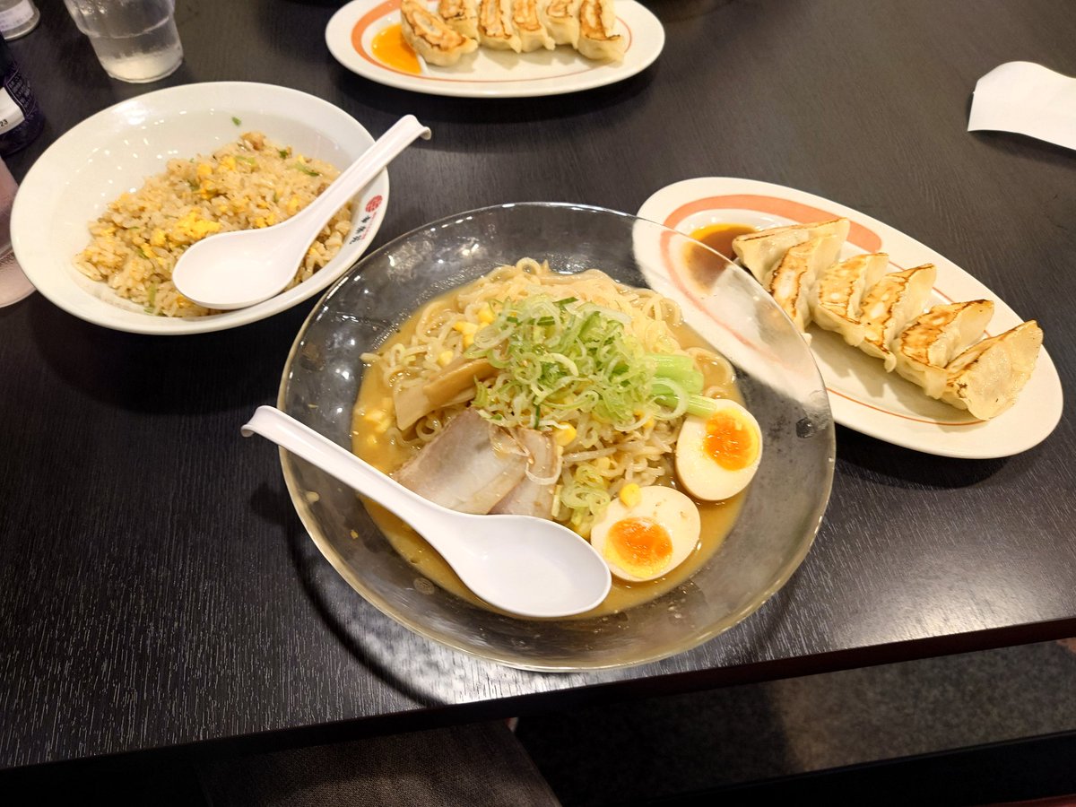 nightmare0221's tweet photo. 今日はシオマネキ🦀と一緒に幸楽苑へ
二人仲良く期間限定
🧊冷やし味噌󠄀らーめん(大盛)ミックスセット🧊
普通の味噌󠄀らーめんの冷たいのを期待していたけど、ちょっと違いクリーミーすぎるかな〜
あくまでも個人の感想です。美味しく完食しましたけど… https://t.co/Wx12y4Qkbd