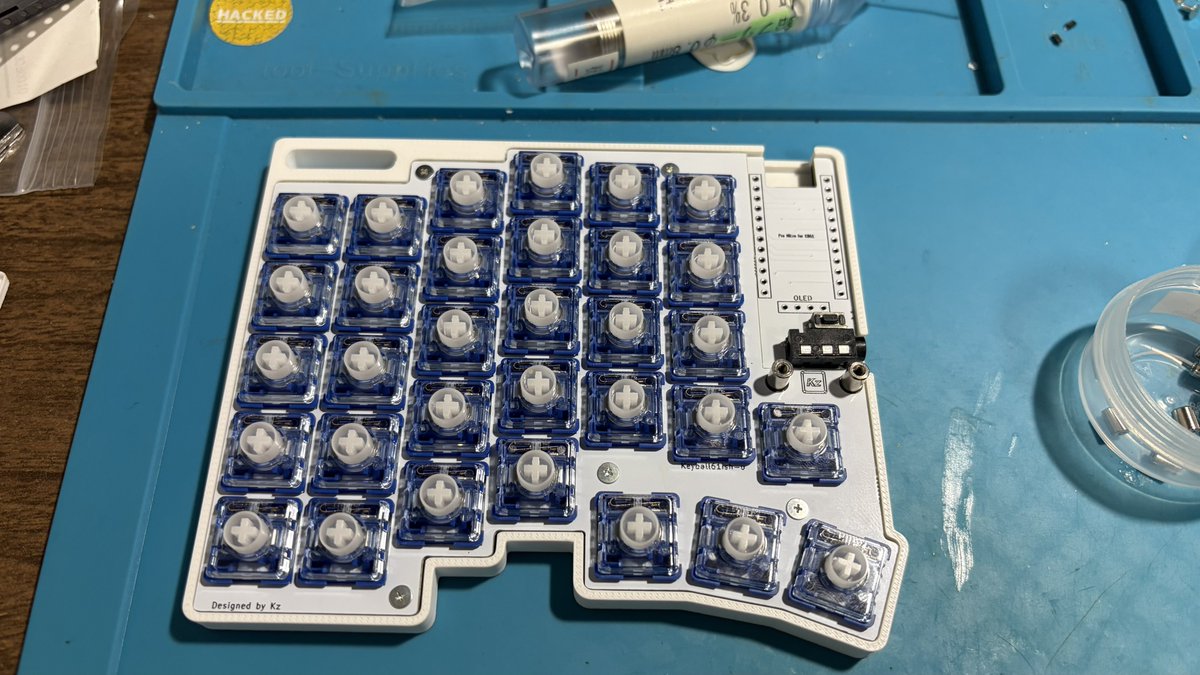 BEATKZ's tweet photo. #keyballish μ版の組みつけOK😊️
次は通常ピッチのLP版で必要なチップダイオードとOLEDソケットに、3.5mm 4極ジャックを買い足したので、残りも組もう🤭️ https://t.co/GvT1A09U6e