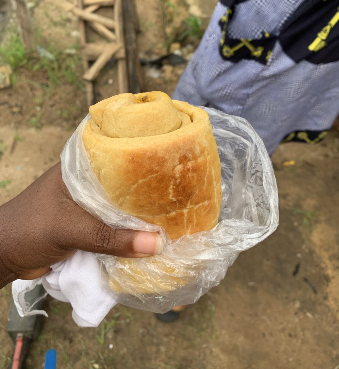 ChikaodiVivian's tweet photo. I came to inspect the work at my shop, I saw one fine woman hawking this. She was so neat and tidy, so I decided to buy. She said it’s 700. I looked at her and I just knew it’ll be worth it. This is one of the best street fish rolls I’ve eaten so far.

I had to ask her if she learned from a pastries chef, turned out she worked in one of the biggest restaurant that make some of the finest pastries you’ll eat in Nigeria. Yes, that very one that came into your mind.

I dunno why she quit, I’m guessing it’s to take care of family, but I’m happy she’s using the knowledge very well. I just love hustlers. Won’t lie, I’ll buy this for 1k.