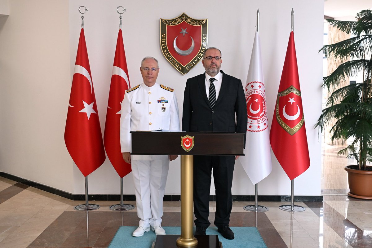 msuedutr's tweet photo. Donanma Komutanı Oramiral Kadir Yıldız, Üniversitemiz Harp Enstitülerinde eğitimlerine devam eden kursiyer ve öğrenci subaylara konferans verdi. https://t.co/ovO1ZqQANc