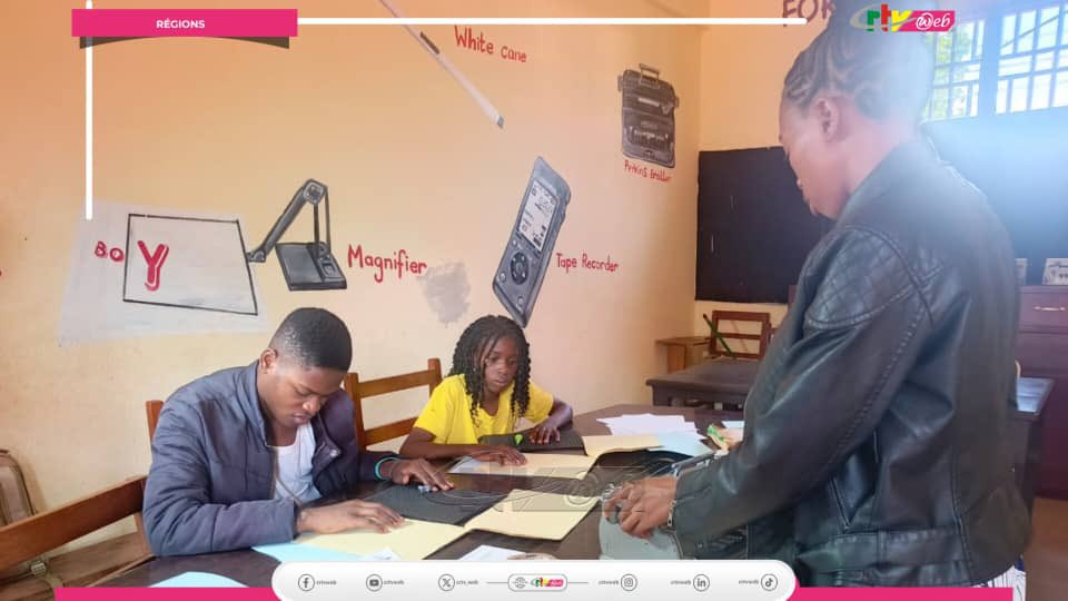 CRTV_web's tweet photo. 40 131 candidats à l'assaut du First School Living Certificat et du Certificat d'Etude Primaire dans le Nord-ouest. Selon les responsables éducatifs, les épreuves écrites débutées ce matin, se poursuivent sereinement sur toute l’étendue de la région.
#Fslc
#Cep
#Crtvnordouest https://t.co/eBU9Cjc0qG
