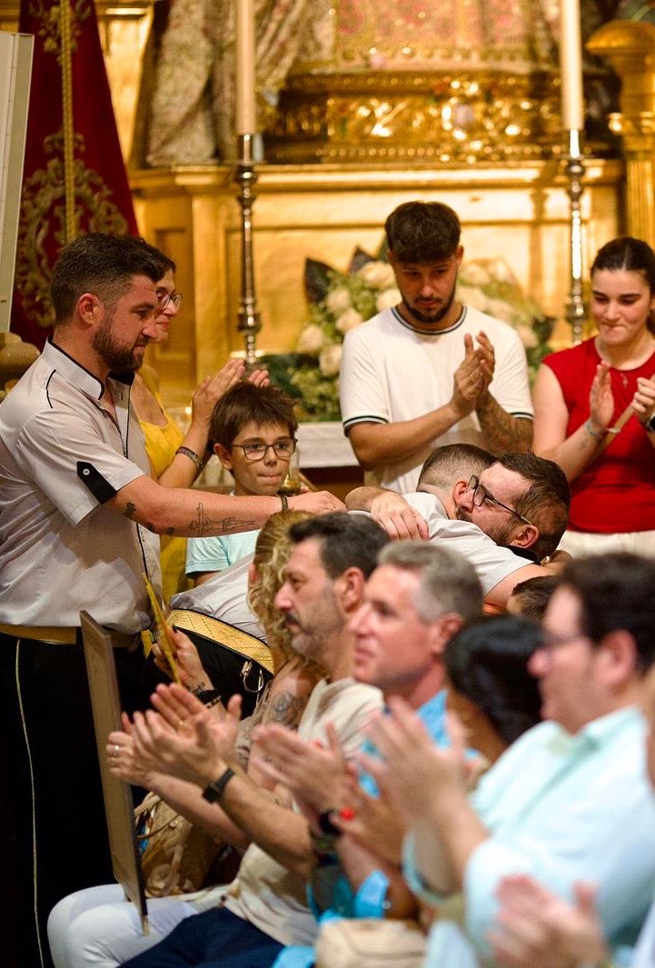 AgrupacionVR's tweet photo. Con inmenso dolor lamentamos el fallecimiento de nuestro excompañero y amigo Javier Díez Calvo.

Los kilómetros de distancia a nuestra Sevilla no le impidieron enamorarse de su agrupación, en la que vivió momentos que quedarán siempre para el recuerdo.

Es importante para nosotros reseñar que, apenas unos días antes de marcharse, quiso estar presente con su banda en el estreno de “Soy el camino”, motivo más que suficiente para dar sentido a absolutamente todo lo que hacemos.

Le mandamos un afectuoso abrazo a sus amigos y familiares, especialmente a su mujer, Marta.

Descanse en Paz.