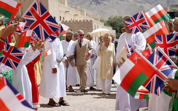 UAE71news's tweet photo. #الامارات71 | #ترجمات | 🇴🇲🇬🇧

التلغراف: توتر ترامب مع عُمان قد يعزز الشراكة البريطانية مع السلطنة
-----------------
كشفت صحيفة "التلغراف" البريطانية أن التوتر الذي برز أخيراً بين إدارة الرئيس الأمريكي دونالد ترامب وسلطنة عُمان قد يفضي، بصورة غير مباشرة، إلى تعزيز العلاقات التاريخية والاستراتيجية بين مسقط ولندن، في وقت تواجه فيه السياسة العُمانية القائمة على الحياد ضغوطاً متزايدة من بعض الأطراف الإقليمية والدولية.

وقالت الصحيفة إن الأسباب الحقيقية وراء الموقف المتشدد الذي أبداه ترامب تجاه عُمان لا تزال محل تكهنات، خاصة أن السلطنة تعد حليفاً للولايات المتحدة وصديقاً لها منذ ما يقارب قرنين. 

وأشارت إلى أن بعض المتابعين للشأن الشرق أوسطي تساءلوا عما إذا كانت التصريحات المنسوبة للرئيس الأمريكي جاءت على سبيل الخطأ أو كانت موجهة إلى إيران، فيما رأى آخرون أنها تعكس حالة استياء متزايدة من الدور العُماني في المنطقة.

وبحسب التقرير، فإن مسؤولين أمريكيين حاليين وسابقين يؤكدون وجود فتور واضح في العلاقات بين واشنطن ومسقط، رغم أن السلطنة لعبت لسنوات طويلة دور الوسيط المحايد بين الولايات المتحدة وإيران، وحظيت بثقة الطرفين بوصفها قناة اتصال موثوقة وعنصراً مهماً في استقرار المنطقة.

وأضافت الصحيفة أن هذا الانزعاج الأمريكي تصاعد عقب تقارير إعلامية تحدثت عن مزاعم بشأن دراسة عُمان التعاون مع إيران لفرض رسوم على السفن المارة عبر مضيق هرمز، وهي مزاعم لم تؤكدها السلطنة ولم تعلق عليها رسمياً.

ونقلت "التلغراف" عن مارك سيفرز، السفير الأمريكي السابق لدى عُمان، قوله إن الوسيط لا يمكنه أداء دوره بفاعلية إذا بدا منحازاً إلى أحد الأطراف، فيما أكد السير آلان دنكان، الوزير البريطاني السابق وأحد أكثر الشخصيات إلماماً بالشأن العُماني، أن السلطنة تحترم القانون الدولي ولن تكون جزءاً من أي ترتيبات لفرض رسوم على الملاحة في المضيق.

وأشار دنكان إلى أن عُمان اعتادت التعامل مع الأزمات بهدوء ورصانة، متوقعاً أن تواصل نهجها الدبلوماسي المعروف دون الدخول في سجالات علنية، وأن تنتظر انحسار التوتر قبل استئناف جهودها الدبلوماسية المعتادة.

ورأت الصحيفة أن من أبرز نتائج الأزمة الحالية احتمال تعزيز العلاقة البريطانية العُمانية، وهي العلاقة التي أثيرت تساؤلات حول مستقبلها بعد وفاة السلطان قابوس بن سعيد عام 2020. وأوضحت أن السلطنة ما تزال من الدول القليلة التي تنظر إلى بريطانيا باعتبارها شريكها الغربي الأقرب، وأن لندن لا تزال تتمتع بنفوذ سياسي وعسكري واستخباراتي واسع داخل عُمان.

وكشفت "التلغراف"، نقلاً عن مصادر غربية، أن إدارة ترامب الأولى حاولت خلال مرحلة انتقال السلطة في السلطنة إقناع مسقط بمنح الولايات المتحدة دور الشريك الدفاعي والاستخباراتي الرئيسي بدلاً من بريطانيا، من خلال عروض تضمنت مستشارين عسكريين أمريكيين ومزايا إضافية، إلا أن هذه الرواية لا تحظى بإجماع جميع المراقبين والمسؤولين السابقين.

وفي المقابل، نقلت الصحيفة عن السفير الأمريكي السابق مارك سيفرز تأكيده أن واشنطن ولندن عملتا تاريخياً بصورة متكاملة داخل السلطنة، نافياً علمه بأي جهود أمريكية لإقصاء الدور البريطاني.

وتطرقت الصحيفة إلى الجذور التاريخية للعلاقات بين البلدين، مشيرة إلى أن بريطانيا لعبت دوراً بارزاً في دعم السلطان قابوس خلال بدايات حكمه، كما ساهمت في مواجهة تمرد ظفار خلال سبعينيات القرن الماضي، وهو ما رسخ الشراكة الأمنية والعسكرية بين الجانبين.

وأضاف التقرير أن العلاقات الشخصية بين أفراد العائلة المالكة البريطانية والقيادة العُمانية ساهمت كذلك في تعزيز هذه الروابط، سواء خلال عهد السلطان قابوس أو في عهد السلطان هيثم بن طارق.

ونقلت "التلغراف" عن أوليفر بليك، الخبير في الشؤون العُمانية والزميل الأقدم المشارك في المعهد الملكي للخدمات المشتركة (RUSI)، قوله إن العلاقة بين بريطانيا وعُمان لا تزال قوية للغاية وذات طابع استراتيجي عميق، خصوصاً في المجالات الدفاعية والاستخباراتية.

وفيما يتعلق بالسياسة الخارجية العُمانية، أشارت الصحيفة إلى أن نهج الحياد الذي تتبعه السلطنة يواجه ضغوطاً غير مسبوقة، خاصة من الولايات المتحدة، رغم أن مسؤولين غربيين ومصادر مقربة من الحكومة العُمانية يؤكدون أن موقف مسقط أُسيء فهمه في العديد من الملفات.

وأكدت المصادر، بحسب التقرير، أن عُمان من الدول الموقعة على اتفاقية الأمم المتحدة لقانون البحار، وأنها أمضت عقوداً في الدفاع عن حرية الملاحة التجارية عبر مضيق هرمز الذي يمر عبره جزء كبير من تجارة الطاقة العالمية.

كما لفتت الصحيفة إلى أن حالة التوتر الحالية سبقت الجدل المتعلق بمضيق هرمز، إذ أثار رفض عُمان الانضمام إلى بعض المواقف الخليجية المناهضة لإيران استياء أطراف إقليمية تتمتع بنفوذ داخل إدارة ترامب، ولا سيما دولة الإمارات.

وأضافت أن بعض المسؤولين الخليجيين ينظرون بقلق إلى استفادة الموانئ العُمانية من التحولات التي شهدتها حركة الملاحة والتجارة خلال فترات التوتر في المنطقة، كما أبدوا تحفظات على الدور الذي لعبه وزير الخارجية العُماني بدر البوسعيدي في جهود الوساطة بين واشنطن وطهران.

ووفقاً للتقرير، فإن تصريحات البوسعيدي التي تحدث فيها عن اقتراب التوصل إلى اتفاق قبل انهيار المفاوضات، وما تبعها من انتقادات للعمليات العسكرية الأمريكية والإسرائيلية، أسهمت في زيادة التوتر بين مسقط وواشنطن.

وختمت "التلغراف" تقريرها بالتأكيد على أن عُمان بنت سياستها الخارجية على ثلاث ركائز رئيسية هي الحياد الاستراتيجي والصبر الاستراتيجي والثبات الاستراتيجي، مشيرة إلى أن معظم المراقبين لا يتوقعون أن تدفعها الضغوط الحالية إلى تغيير نهجها الدبلوماسي المعروف أو التخلي عن دورها التقليدي كوسيط إقليمي.

رابط الموقع | https://t.co/U1LTR5xb5v

| #عمان #ايران #الولايات_المتحدة #بريطانيا #مضيق_هرمز