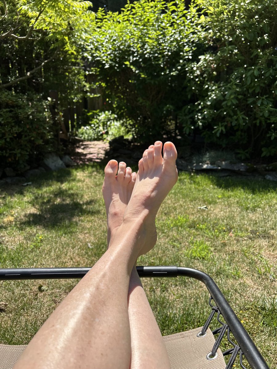 throwbacktoes's tweet photo. Naked toes in the ☀️!
#feetworshi̇p #feetfetısh https://t.co/eSWxI0eLEN