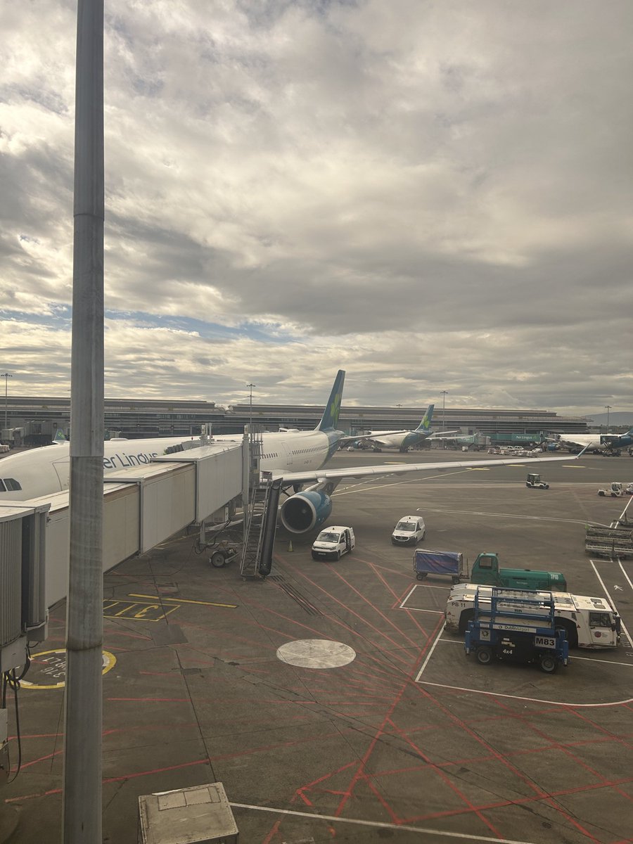 PierceDargan_'s tweet photo. @DublinAirport this morning on the way to @Ascot 🐎🎩

#HorseRacing #Ascot https://t.co/IKV2YRBHYs