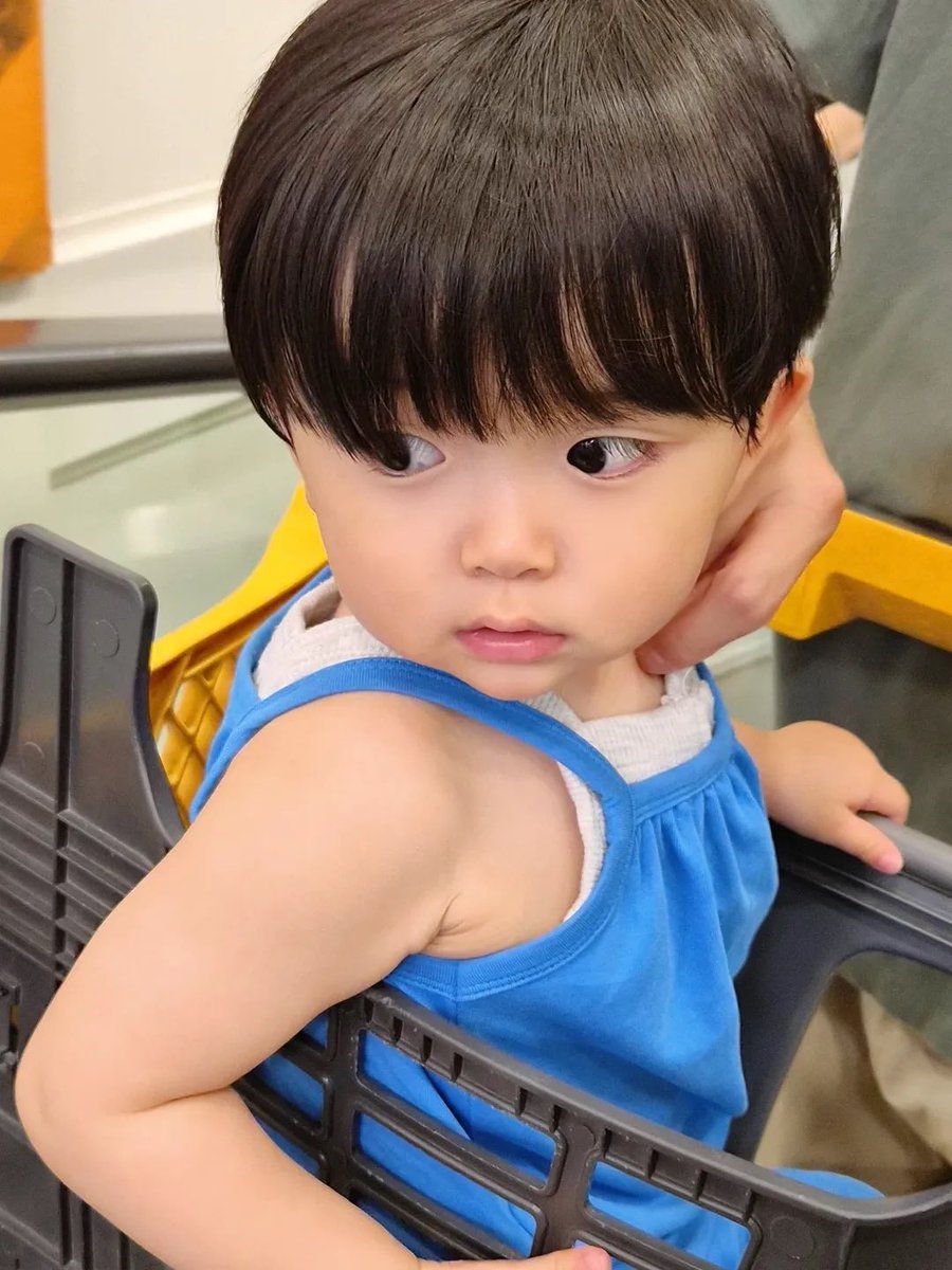 meowstpdf's tweet photo. ออมม่าน้องยูจุน ลงรูปให้ยายออนไลน์เติมความน่ารักสองวันติดเลย แล้วหลานยายกลมมาก ตัวยืดแต่แก้มกลม ตาแป๋วฉุดๆเบยจั๊ฟ https://t.co/wosnMtLad3