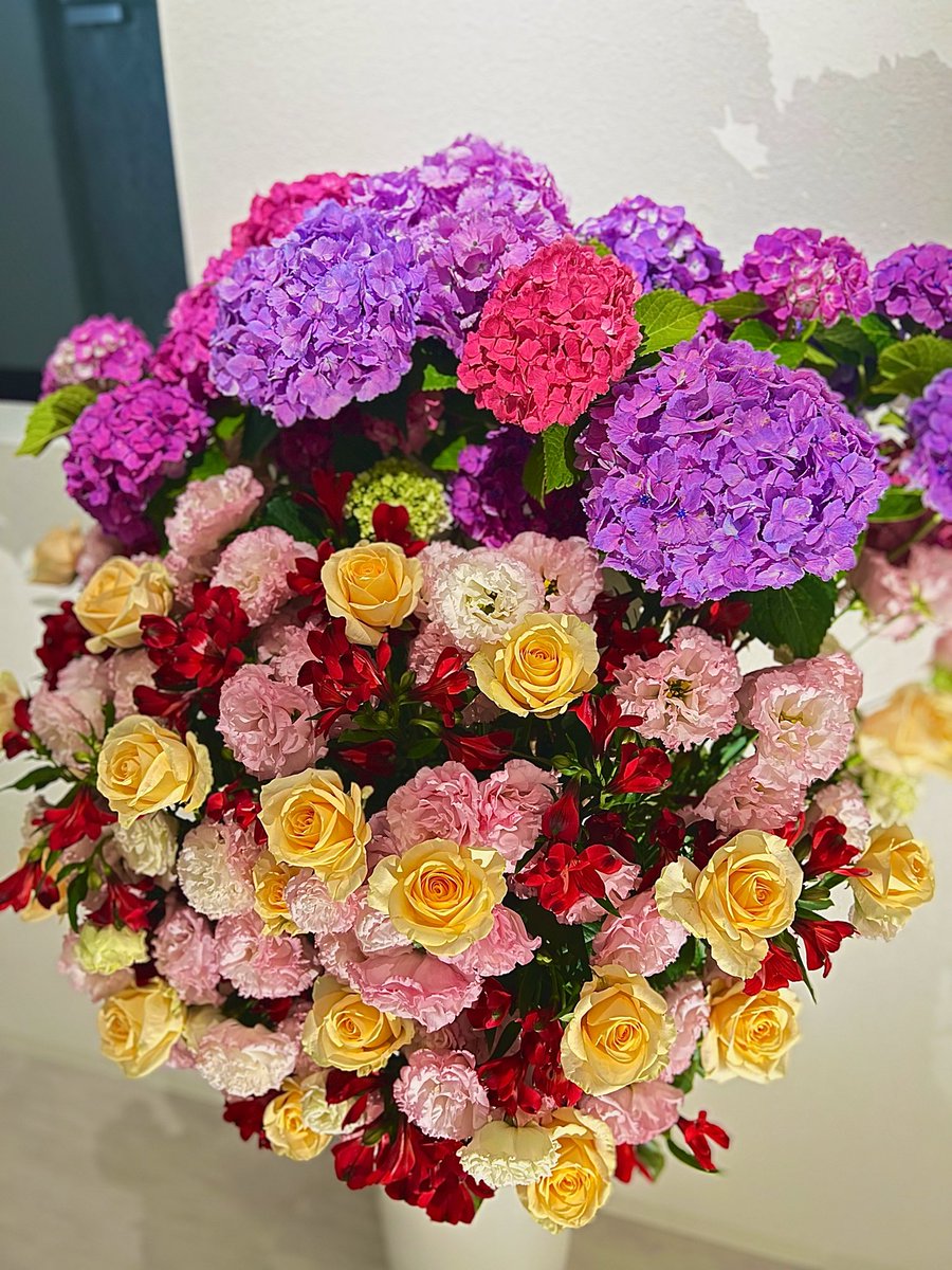 SUNOA_TOKYO's tweet photo. 今週のお花💐
今週は紫とピンクの紫陽花🪻
アプリコット色のバラや淡いピンクのトルコキキョウ達が紫陽花の存在を際立たせた花束です✨
ジメジメとした時期に華やかでスッキリとした気分にしてくれます🎶
#麻布十番 #BAR #Cafe #SUNOA https://t.co/7T40e1A0J2