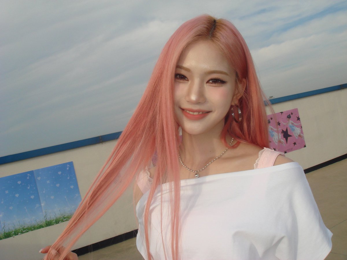 swithcafe's tweet photo. isamovingon instagram update 
#ISA #아이사 https://t.co/BcTKvAN11w