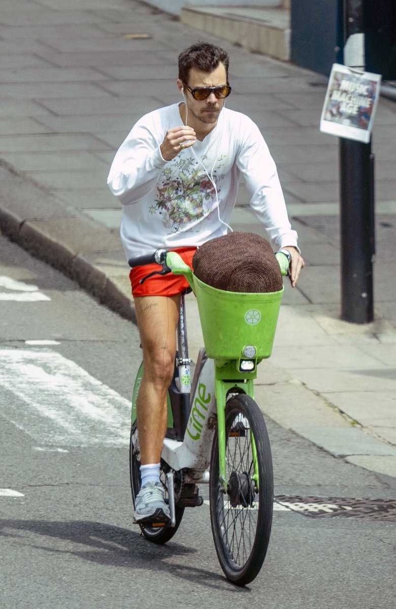 hsdcandids's tweet photo. Harry riding his bike out and about in London today - 16 June https://t.co/hvsmY45zTm