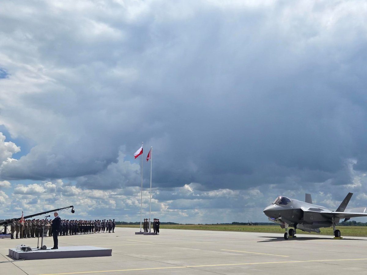 DefenseDSCA's tweet photo. #Poland officially received its first #F35 Lightning II. Purchased via #DSCA's #ForeignMilitarySales, this delivery strengthens the 🇺🇸🇵🇱 partnership &amp; @NATO security. With next-gen stealth &amp; advanced sensors, the Polish Air Force is ready for 21st century challenges. #FMS https://t.co/2YF3kyXwd3