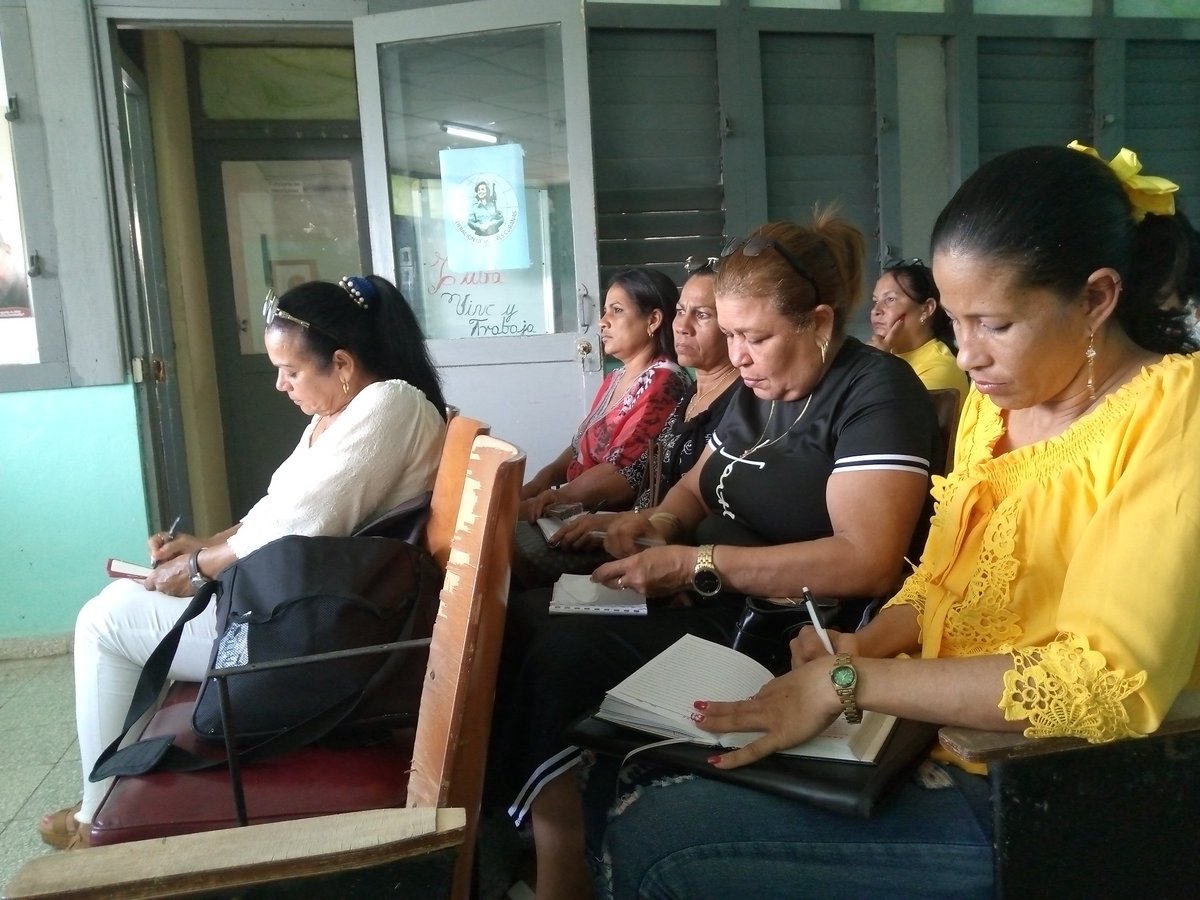 SVideaux's tweet photo. En desarrollo el Pleno Provincial de la @FMC_Granma presidido por María Elena Hernández C. Se valora el papel de la org. en el Proceso El Fidel que vive en mí y otros procesos políticos actuales. @FMC_Cuba #ProvinciaGranma  @BuenoF_Narcy @MaraEle68135360 https://t.co/5XyUdSobV8