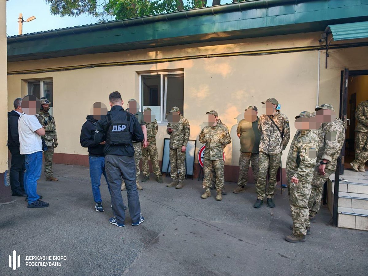 InfoResist's tweet photo. У ТЦК на Одещині виявили факти сексуального насильства над мобілізованими

ДБР каже, що військові організували схему незаконного доставлення та утримання громадян. До неї також залучили трьох представників місцевої громадської організації. Чоловіків незаконно утримували у приміщеннях ТЦК, били, залякували та чинили на них психологічний тиск https://t.co/oRe3qgi7e1
