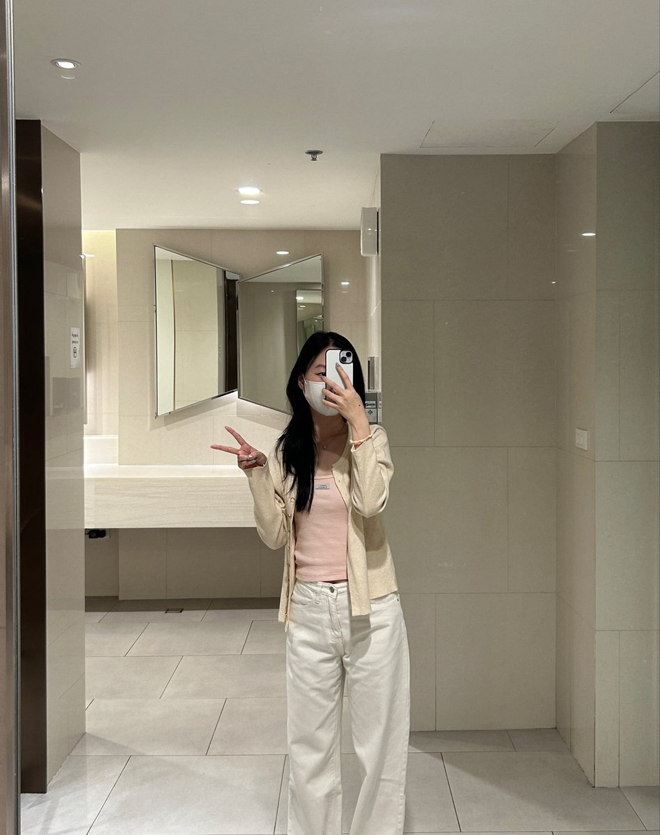 jiwliwstyle's tweet photo. มาบูสๆด้วยการอวดภาพถ่ายหน้ากระจกของทุกคนหน่อยคั้บบบ 🐰つ🥕🥕と ไม่รู้ว่าเป็นเหมือนกันมั้ย เห็นกระจกไม่ได้ ต้องถ่ายตลอด 🥖🪞💡 https://t.co/1D2zNnX6bS