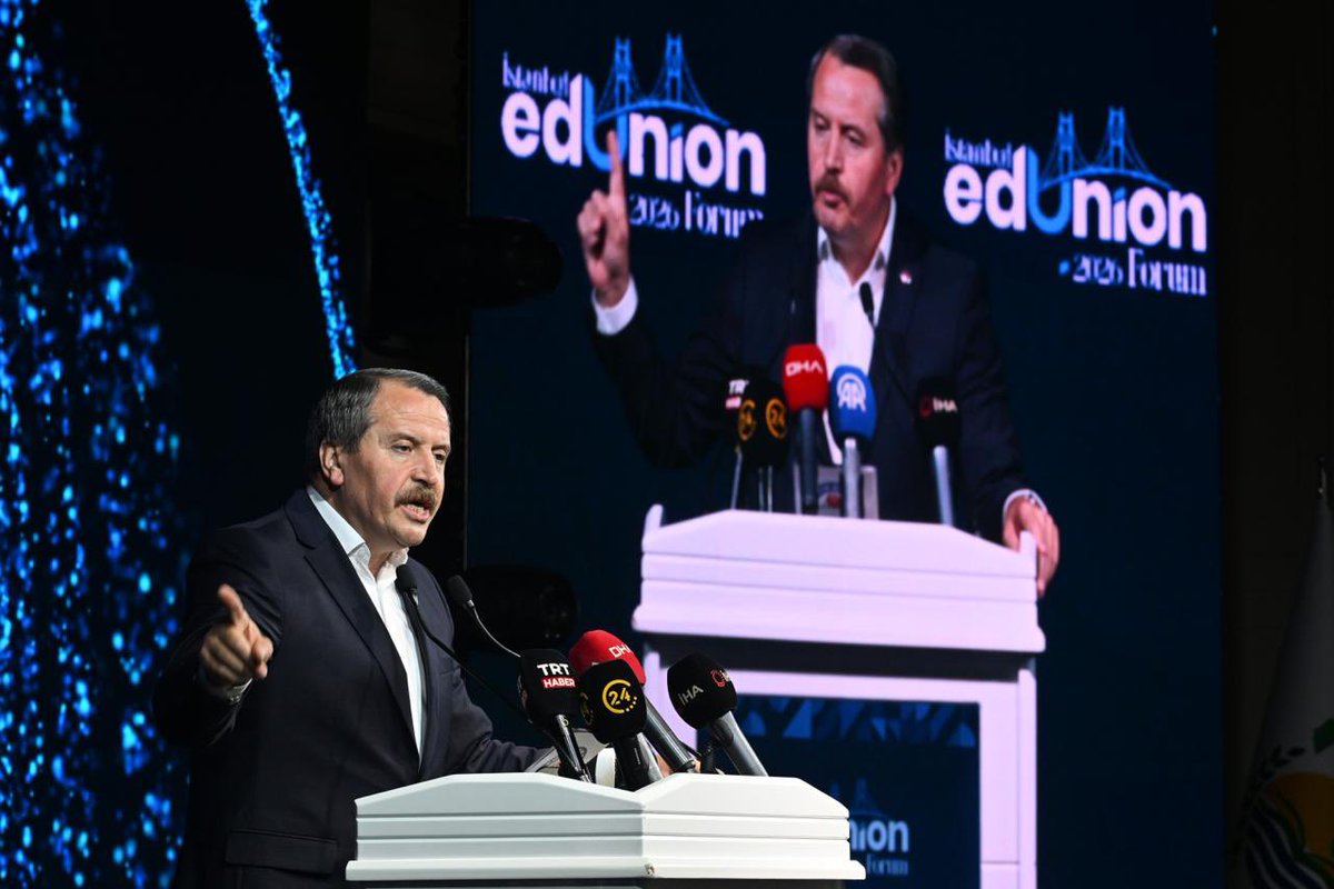 EgitimBirSen's tweet photo. 📍 İstanbul EdUnion Forum 2026

Genel Başkanımız Ali Yalçın, Eğitimde Küresel Dayanışmanın Yeni Platformu İstanbul EdUnion Forum açılış töreninde konuşmalarını gerçekleştirdi:

•Bugün karşımızda tekil bir kriz değil, bir bütün olarak “Belirsizlik Çağı” var.

 •Çünkü bugün insanlık ilk kez aynı anda ekonomik kırılganlıkları, iklim krizini, kitlesel göç hareketlerini, yapay zeka devrimini, jeopolitik çatışmaları ve uluslararası kurumlara duyulan güven krizini birlikte yaşıyor. 

•Belirsizlik artık geçici bir dönem değil, küresel gerçekliktir. Bu yeni gerçeklik karşısında eğitim ve emek politikalarının da yeniden düşünülmesi zorunludur.

•Böyle bir çağda yalnızca ekonomiler ve çalışma hayatı değil, uluslararası hukuk ve adalet mekanizmalarına duyulan güven de ağır bir sınavdan geçmektedir. 

#İstanbulEdUnionForum | #EğitimBirSen | #EğitimVeEmek | #KüreselDayanışma