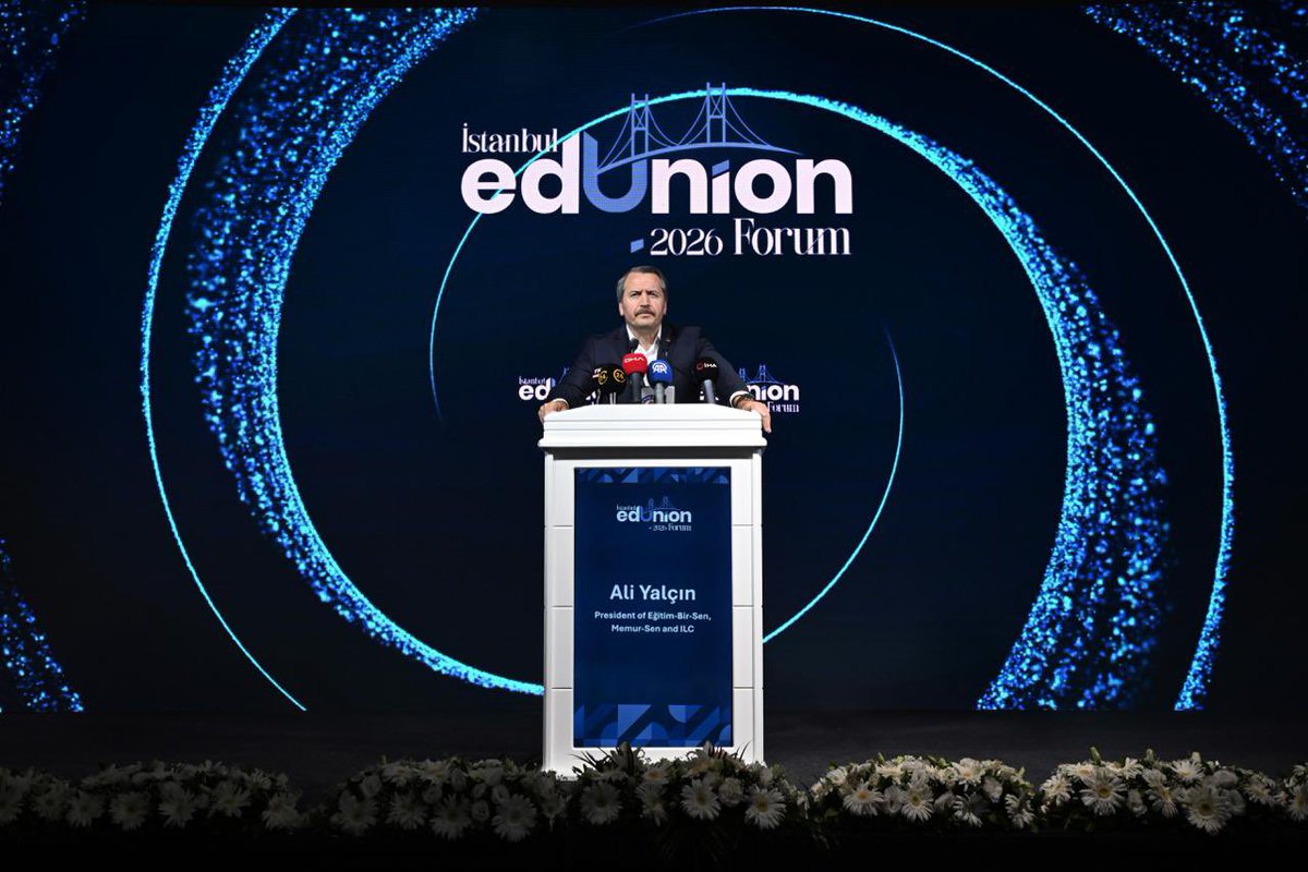 EgitimBirSen's tweet photo. 📍 İstanbul EdUnion Forum 2026

Genel Başkanımız Ali Yalçın, Eğitimde Küresel Dayanışmanın Yeni Platformu İstanbul EdUnion Forum açılış töreninde konuşmalarını gerçekleştirdi:

•Bugün karşımızda tekil bir kriz değil, bir bütün olarak “Belirsizlik Çağı” var.

 •Çünkü bugün insanlık ilk kez aynı anda ekonomik kırılganlıkları, iklim krizini, kitlesel göç hareketlerini, yapay zeka devrimini, jeopolitik çatışmaları ve uluslararası kurumlara duyulan güven krizini birlikte yaşıyor. 

•Belirsizlik artık geçici bir dönem değil, küresel gerçekliktir. Bu yeni gerçeklik karşısında eğitim ve emek politikalarının da yeniden düşünülmesi zorunludur.

•Böyle bir çağda yalnızca ekonomiler ve çalışma hayatı değil, uluslararası hukuk ve adalet mekanizmalarına duyulan güven de ağır bir sınavdan geçmektedir. 

#İstanbulEdUnionForum | #EğitimBirSen | #EğitimVeEmek | #KüreselDayanışma