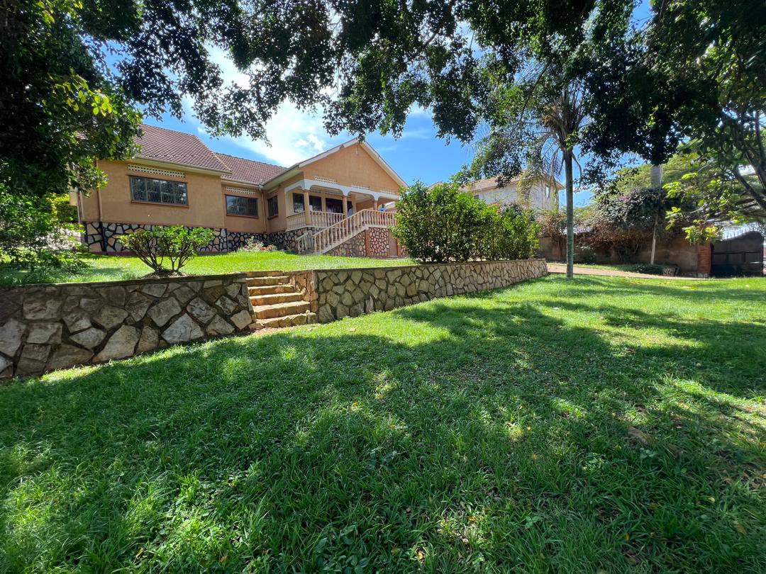 KPAestates's tweet photo. House for sale in Makindye Kizungu

Plot size: 50 decimals = half acre

5 bedrooms | Lake View | Ready title

Can also demolish for new construction

+256 787 054 421 https://t.co/ol769FUGty