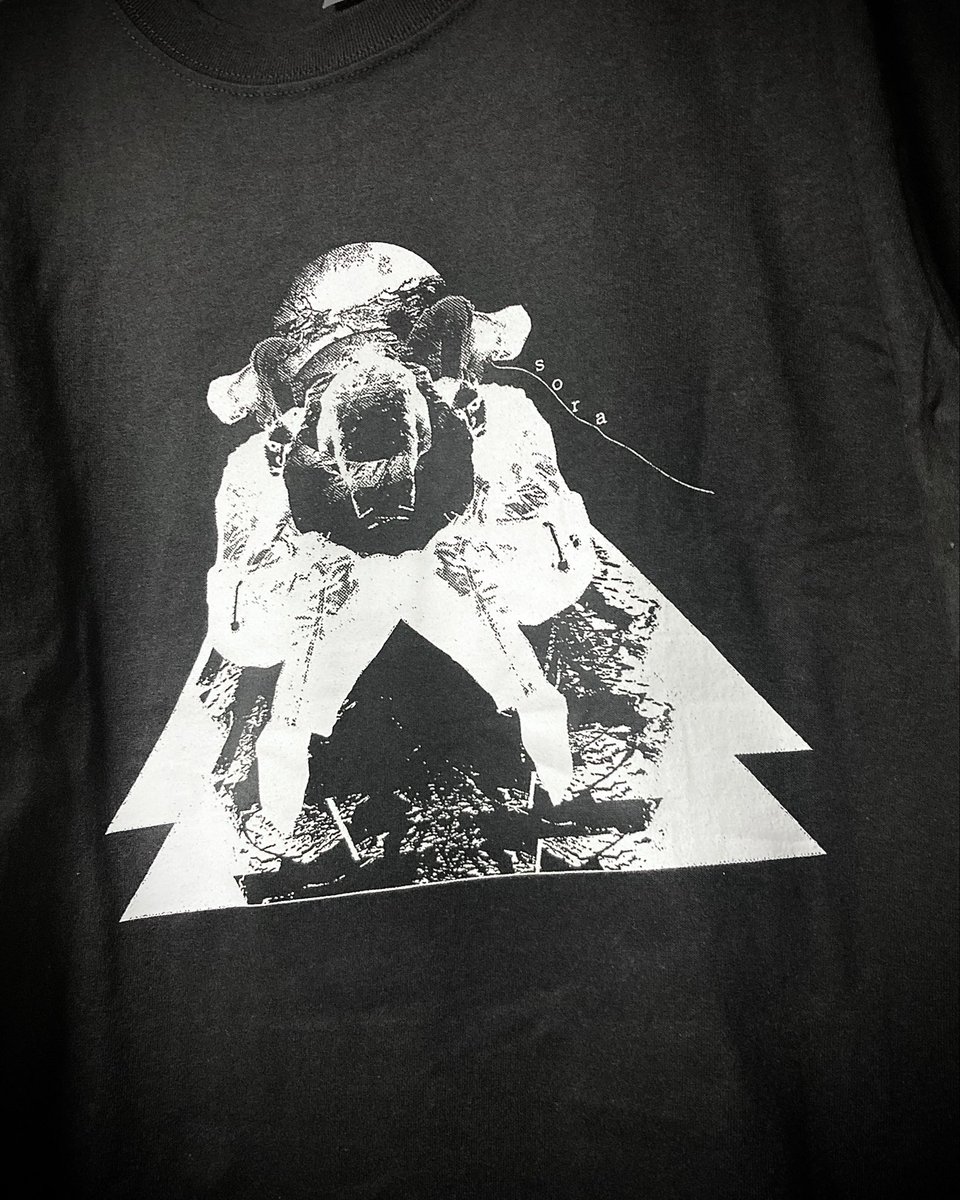 sora8og's tweet photo. 以前、Tシャツのアンケートを取った際に通販での購入を検討したいという方がわりといたので、ご要望にお応え出来るようsoraのWEBSHOPを開設しました。

今回は受注生産という形で受付〆切期間は今月いっぱいまでとなっていますので、購入をご検討されていた方々はお忘れなく！
https://t.co/LTfSSqsglV https://t.co/2aVyymUl0w