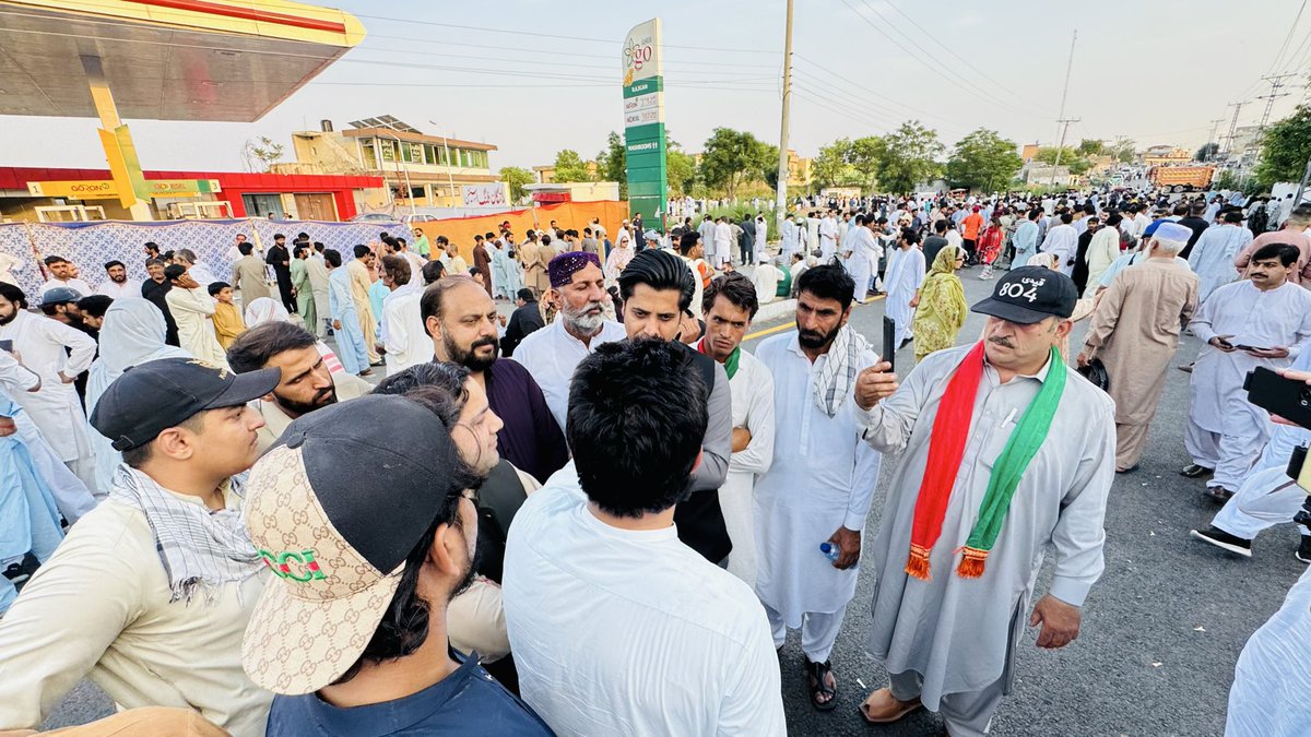 ShafiJanPTI's tweet photo. بانی چیئرمین پی ٹی آئی عمران خان سے فیملی اور وکلا کی ملاقات کا دن/

صوبائی وزیر اطلاعات شفیع جان آڈیالہ جیل کے باہر موجود
صوبائی وزراء ، اراکین قومی و صوبائی اسمبلی ، پارٹی کے ورکرز سمیت عوام بڑی تعداد میں موجود ہے۔ https://t.co/lHSNjOzxhb