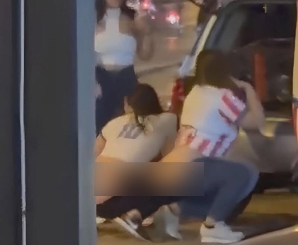 40sonly's tweet photo. DIABLOS, SEÑORITA | 👀

La Policía detuvo a una mujer por supuesto exhibicionismo al bailar funky al costado de la Ruta PY03 en Mariano Roque Alonso.😳
 📲

🚨La detenida fue identificada como Ruth Martínez (27), quien no registra antecedentes.

Link👇
https://t.co/JWnnvIon0z https://t.co/3PZBEA5AmQ
