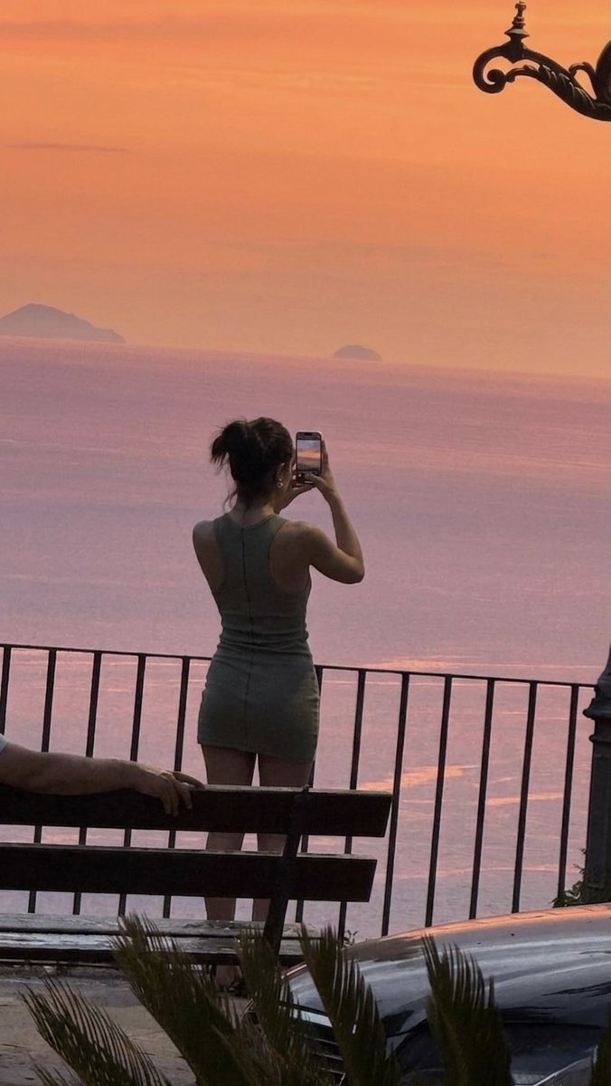 Maleeba23's tweet photo. Yo estaba admirando el atardecer y mi chico estaba admirándome a mí❤️🌅🇮🇹 https://t.co/Bq2rTDhuTF