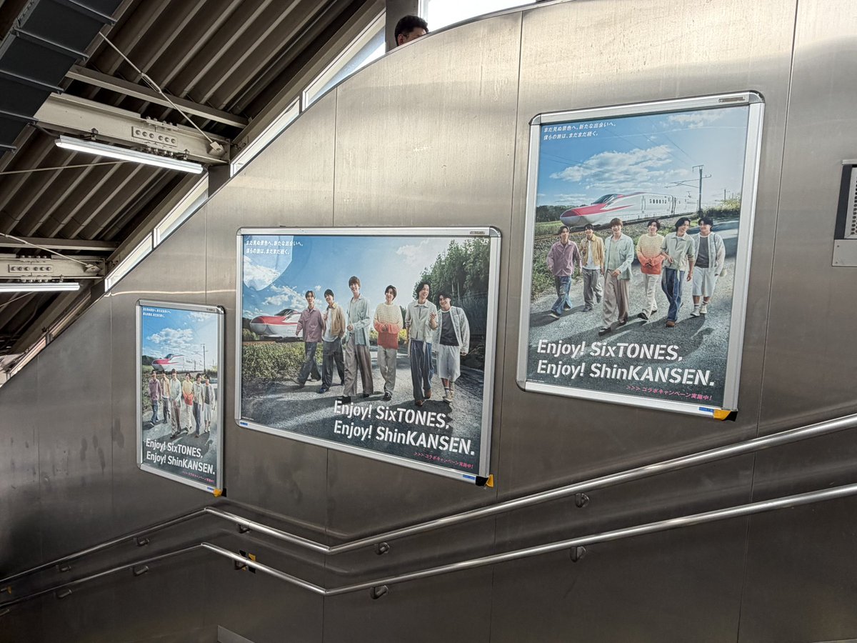 natsumesaku's tweet photo. 今日たまたまJRの十条駅で下車したのですが、とんでもない量のSixTONESがいたので…
#EnjoySixTONES_EnjoyShinKANSEN #SixTONES #JR東日本 #SixTONES_JR https://t.co/44RFSlOE2q