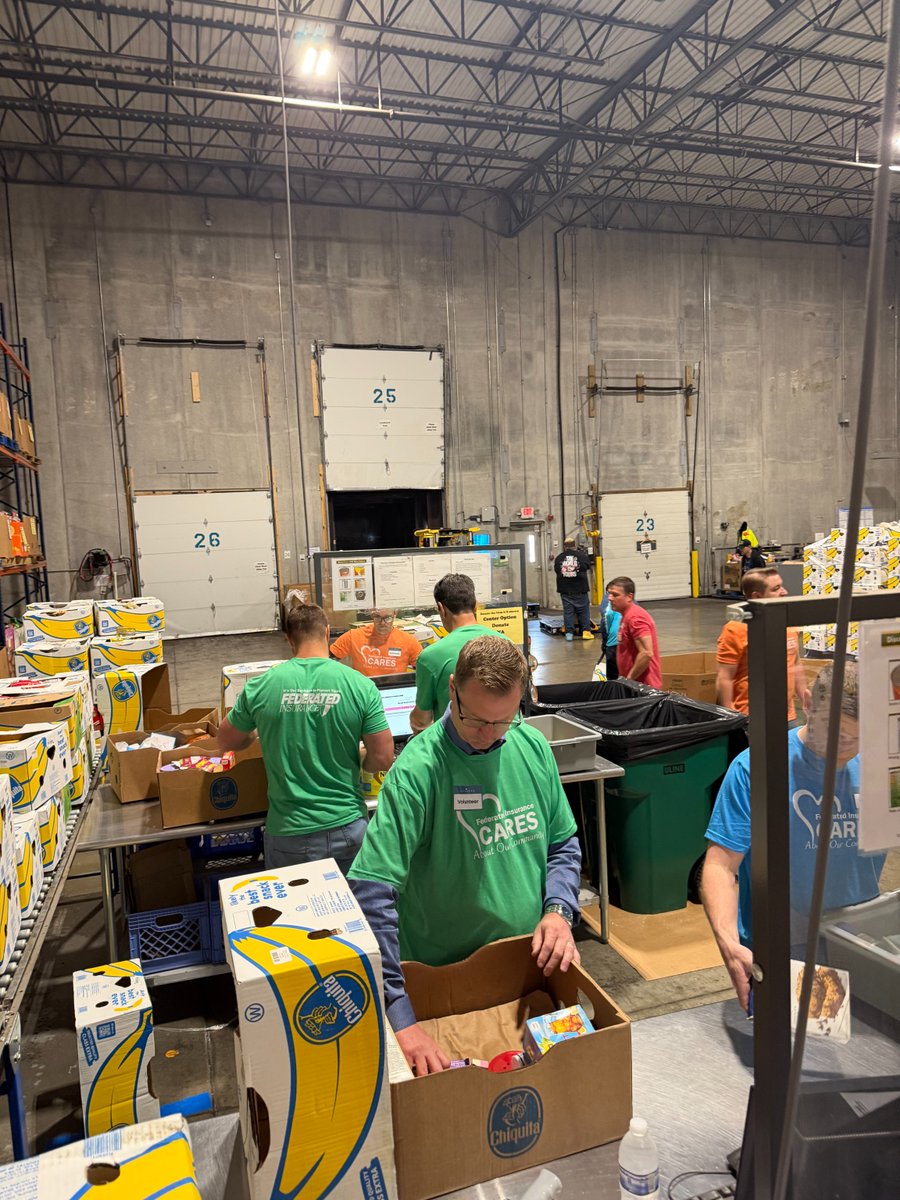 federatedins's tweet photo. A group of our Risk Consultants from across the country came together at Gleaners Food Bank of Indiana, the state's largest food bank, to roll up their sleeves and give back.

Their time and teamwork added up to more than 5,700 meals for neighbors in need. 💙

Way to go, team! https://t.co/ffhJt9YecH