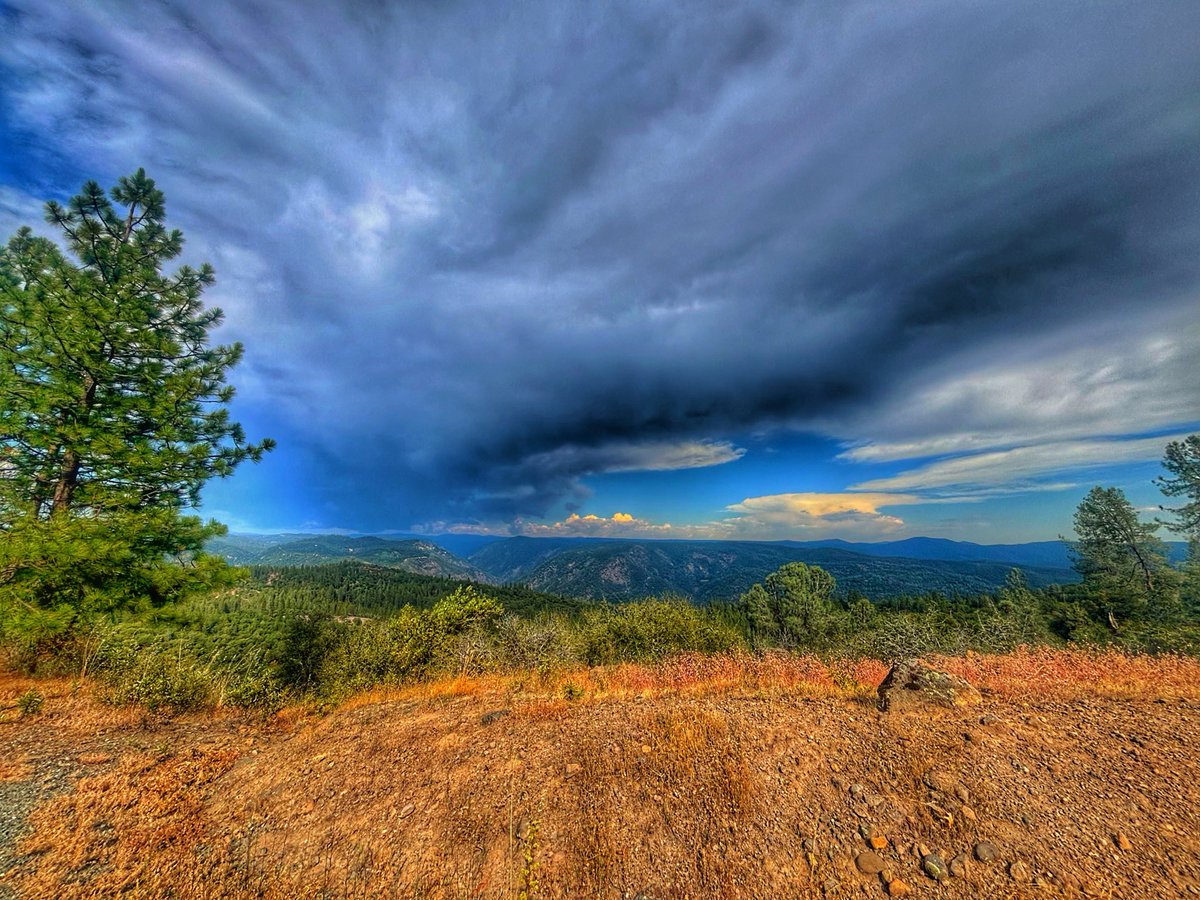 mtnbykr66's tweet photo. Thunder clouds overhead https://t.co/mpPDmBnzHY