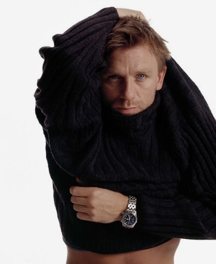 COMICSBOND's tweet photo. Daniel craig have such an insane facecard in the 2000s https://t.co/R8JGKhuaRt