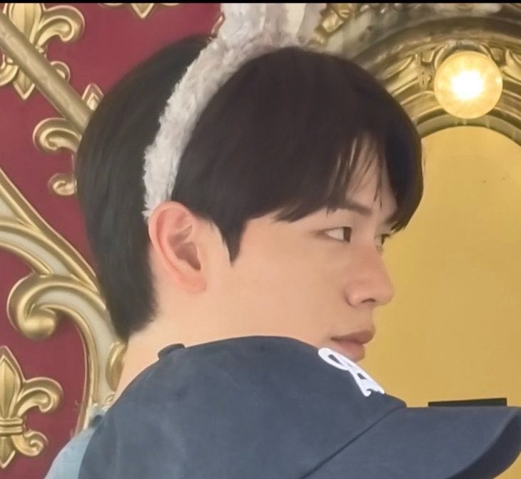 HolyMolyYook's tweet photo. ㅁㅊ 본투비 개썅여우로 태어나서 
여우귀만 육억번쓰던남자가
연하키링남 하겟다고 토끼귀를 끼고 잇는데 ? https://t.co/5QnOfxQBer
