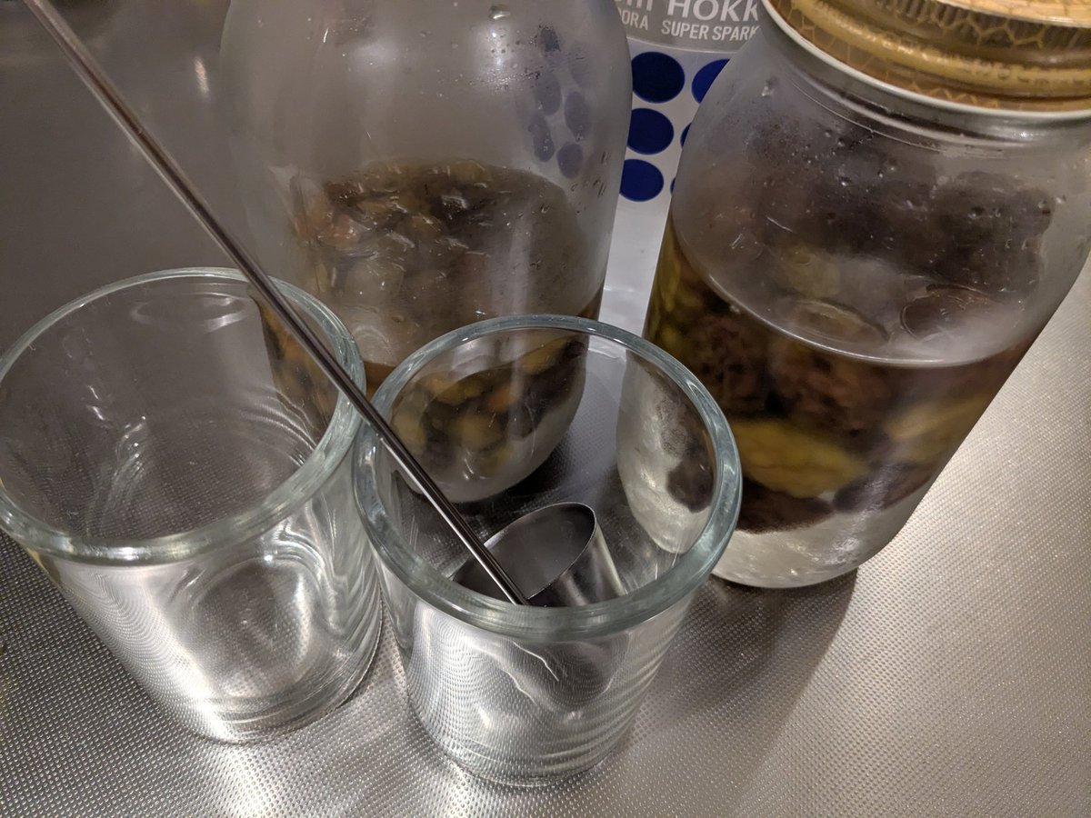 Zone6Figger's tweet photo. 梅シロップ飲み比べ
小梅の方はクエン酸強めでさっぱりした味わい
南高の方は甘めで芳醇な味わい
私は小梅が好み
本格的に夏になる前に飲みきってしまいそう😅 https://t.co/JuMe566fIi
