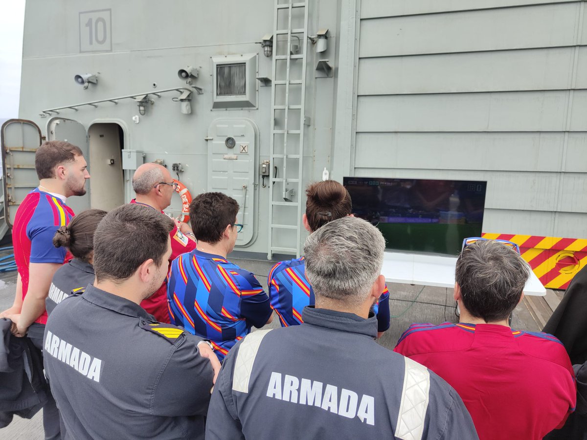 Armada_esp's tweet photo. 🇪🇸⚓Desde la mar y desde tierra, las dotaciones de la Armada se unen al apoyo de la @SEFutbol .

⚽Desde todos los lugares del mundo, cuentan con el aliento de nuestros #marinos allí donde naveguen.

💪¡Mucha suerte y a por la victoria!

#SomosLaArmada https://t.co/47cnXlQXtb