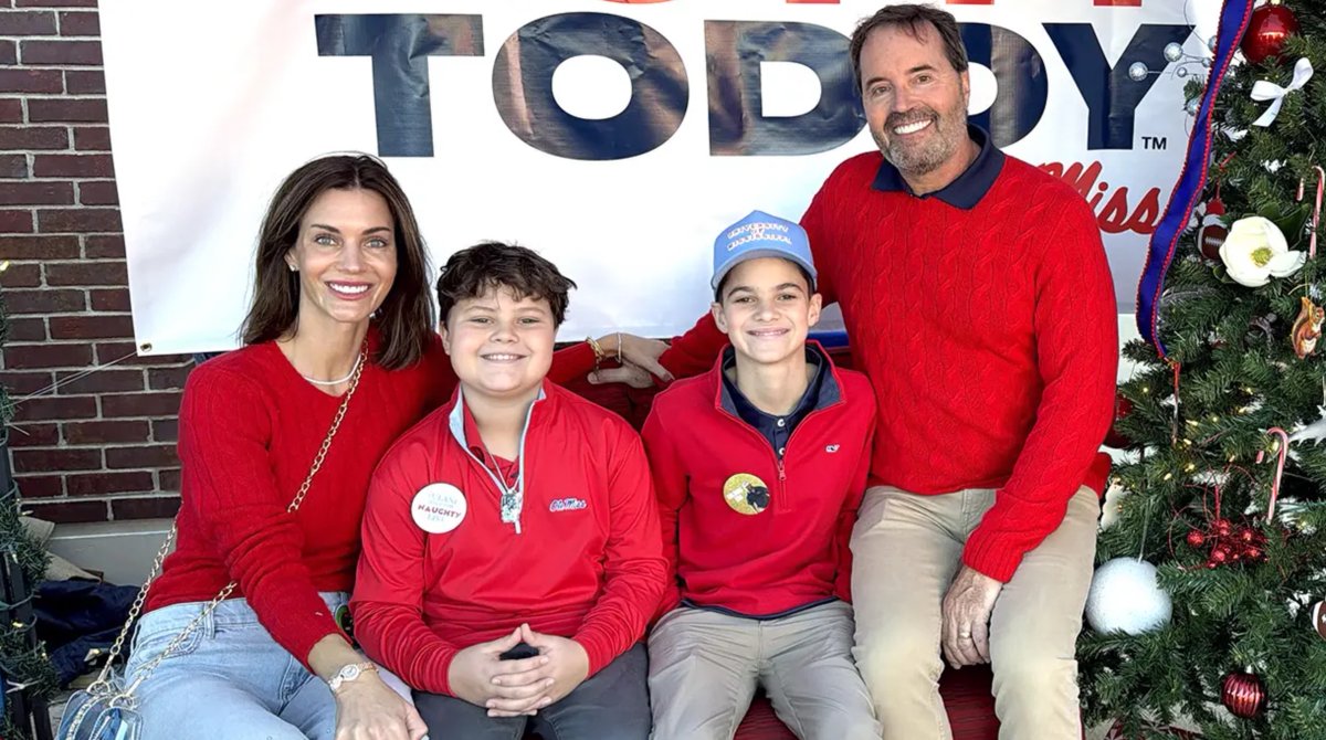 OleMiss's tweet photo. Donor's Spirit Is Red, Blue and Generations Deep

- Impressed by Ole Miss, California family gives to make a difference in athletics

Full Story: https://t.co/7jiQFcJx8b https://t.co/L7aQUhKTG0