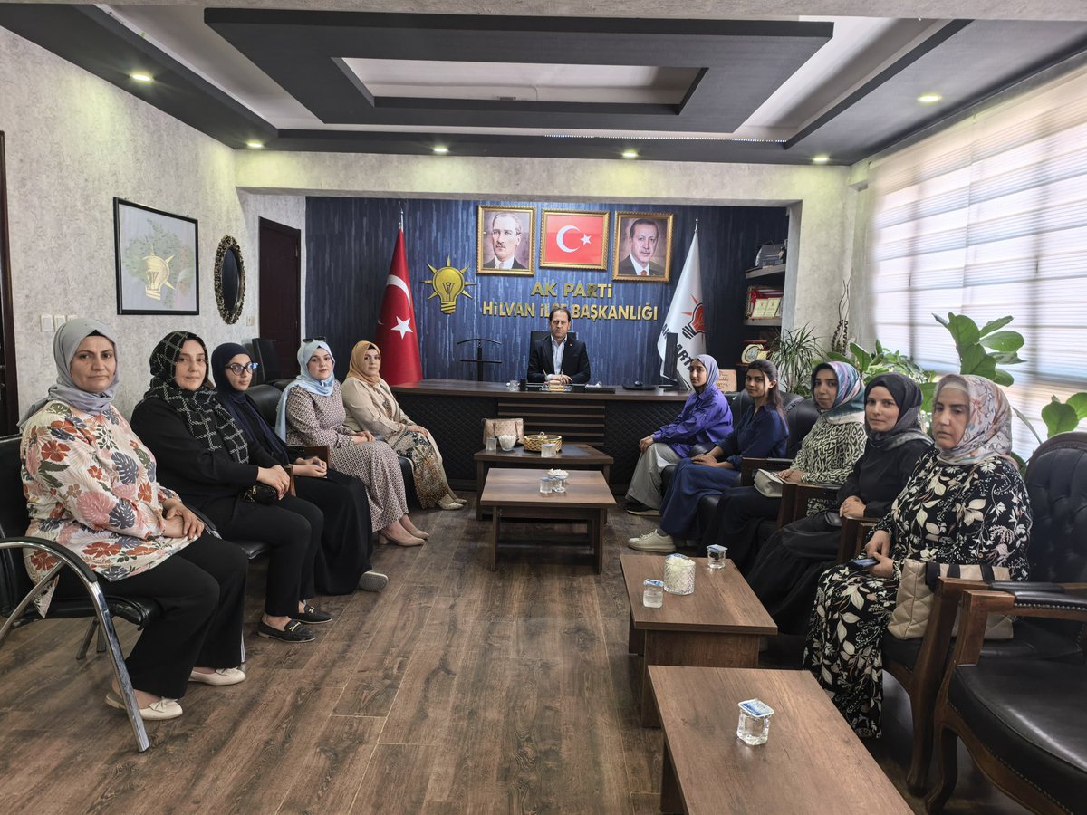 Akparti_hilvan's tweet photo. 📍Halkın Evi 

Kıymetli hanımefendileri misafir etmekten büyük memnuniyet duyduk. Gerçekleştirilen ziyarette samimi bir sohbet ortamında bir araya gelerek talep, öneri ve beklentileri üzerine istişarelerde bulunduk.

Toplumsal hayatın her alanında önemli bir yere sahip olan kadınlarımızın görüşleri bizler için yol gösterici niteliktedir. Birlik ve beraberlik içerisinde geçen bu anlamlı buluşmada karşılıklı fikir alışverişinde bulunarak gönül köprülerimizi daha da güçlendirdik.

Nazik ziyaretleri ve değerli katkıları için kendilerine teşekkür ediyor, sağlık, huzur ve mutluluk dolu bir yaşam diliyoruz.

#SevdamızHilvan

@RTErdogan @Akparti @bybekirbozdag 
@abuyukgumus 
@hakanaksu058
@farukaytek
@milhamigunbegi 
@AEminOnenOfis @ProfDrDusak @ibrahimeyyupogl @malicevheri @CYAZMAC @HikmetBasak_63 @av_mfaruk @Malikurt14 @FIRATKORAN @akpartiurfa @Kamal1Nuri @SEToprak_