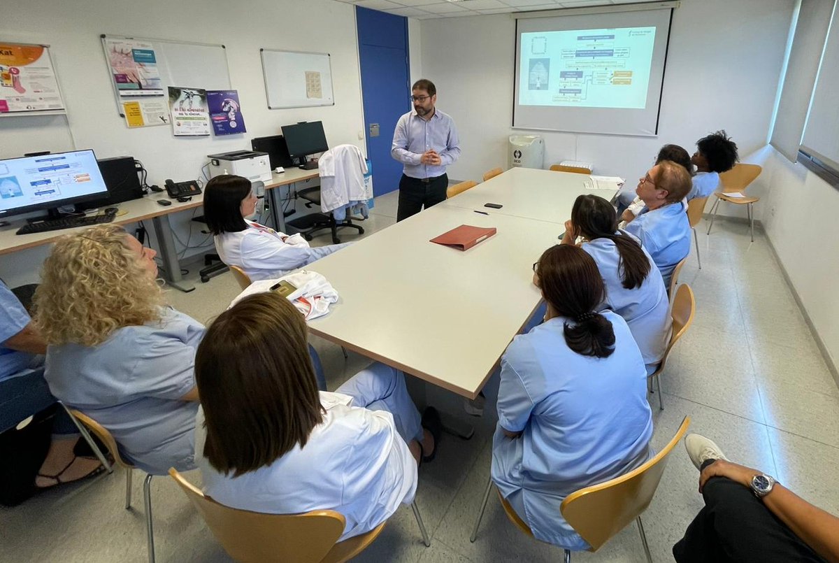 COMBarcelona's tweet photo. 🙌Avui hem estat al CAP Olesa de Montserrat oferint una xerrada sobre responsabilitat mèdica i seguretat clínica, a càrrec del Dr. Carles Martín (@carlesmf). 

➡️La Unitat de Participació del CoMB ofereix sessions formatives com aquesta als centres de treball sobre temes d’interès professional, serveis o recursos del CoMB.

🔎Trobareu més informació sobre les sessions aquí👉https://t.co/NbZWb9nLdG