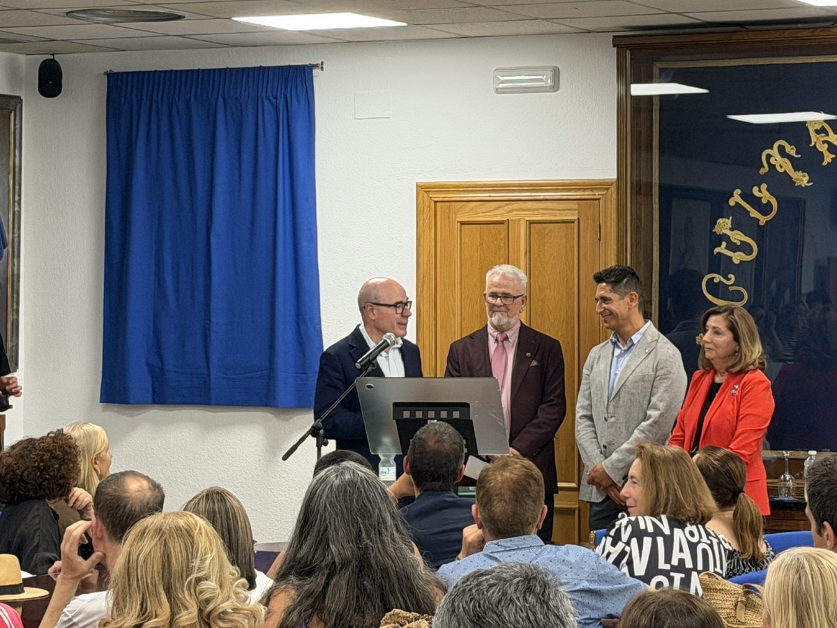 CanalUGR's tweet photo. 🖼️ La @fcienciasugr estrena el retrato de su anterior decana, María del Carmen Carrión Pérez

​En el acto se ha plantado un árbol en reconocimiento a su gran trayectoria y a su hito histórico como la primera mujer al frente del centro 🌳👩‍🔬

📸 Noticia: https://t.co/nryK990Jqr https://t.co/jy5KURo6i2