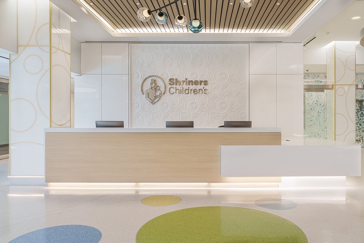 FryReglet's tweet photo. Our Graph internal turnkey wall system to create something rarely seen, "glass column covers"! This is what happens when precision engineering meets architectural intent. 
Architect: JZ Interior Design
#FryReglet #ArchitecturalDesign #ColumnCovers #CommercialInteriors https://t.co/7QE9nj9K5L