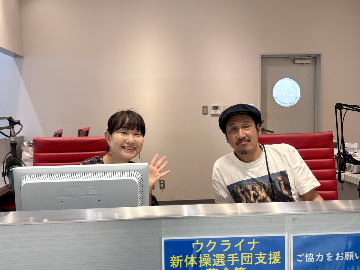 mariko0208's tweet photo. 仕事帰りにお邪魔しました😊
あとプレのキーさんは楽しそうで再放送を聴くのが楽しみ🎶
収録中にキーさんのお知り合い?が正面に登場して何やら一生懸命アプローチ🤗その話もこの後聴けるかな🙄
終了後お知り合いと去って行ったので飲みに行ったのかもね🤭
今日もお疲れ様でした✨ https://t.co/8MyZ8pmd0F