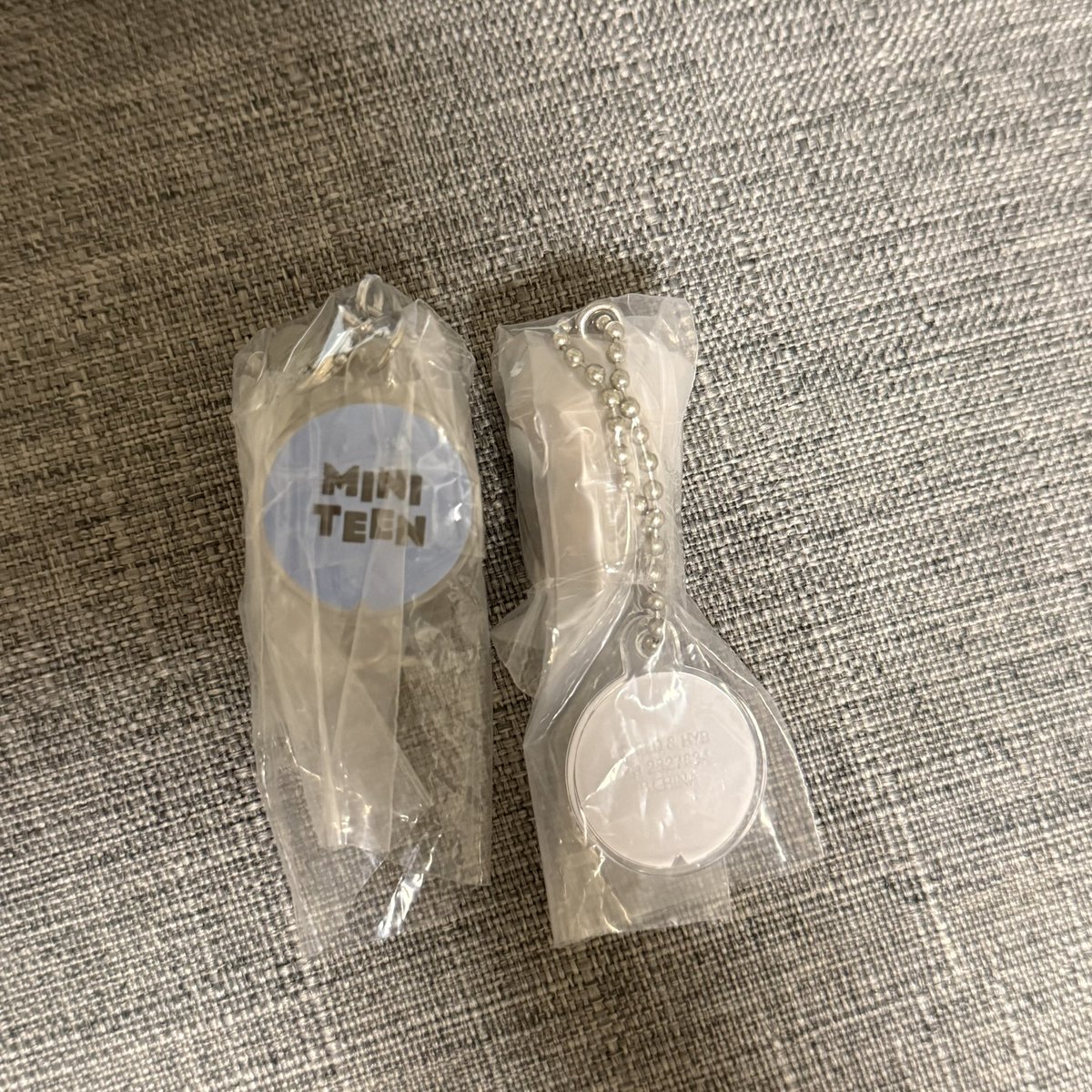 issue_rinrin's tweet photo. MINITEEN 집어서 연결하는 마스코트 디럭스!

사진에 있는 굿즈 원하시는 분 계실까요?🙇‍♀️💦

저는 CARAT LAND 20일, 21일에 현장에 있을 예정이라,
현장 거래 가능하신 분은 댓글이나 DM 부탁드립니다!

🐻‍❄️ → 카라비너(고리) 파츠
🦖 → 볼체인 https://t.co/SDSmuK9K0d