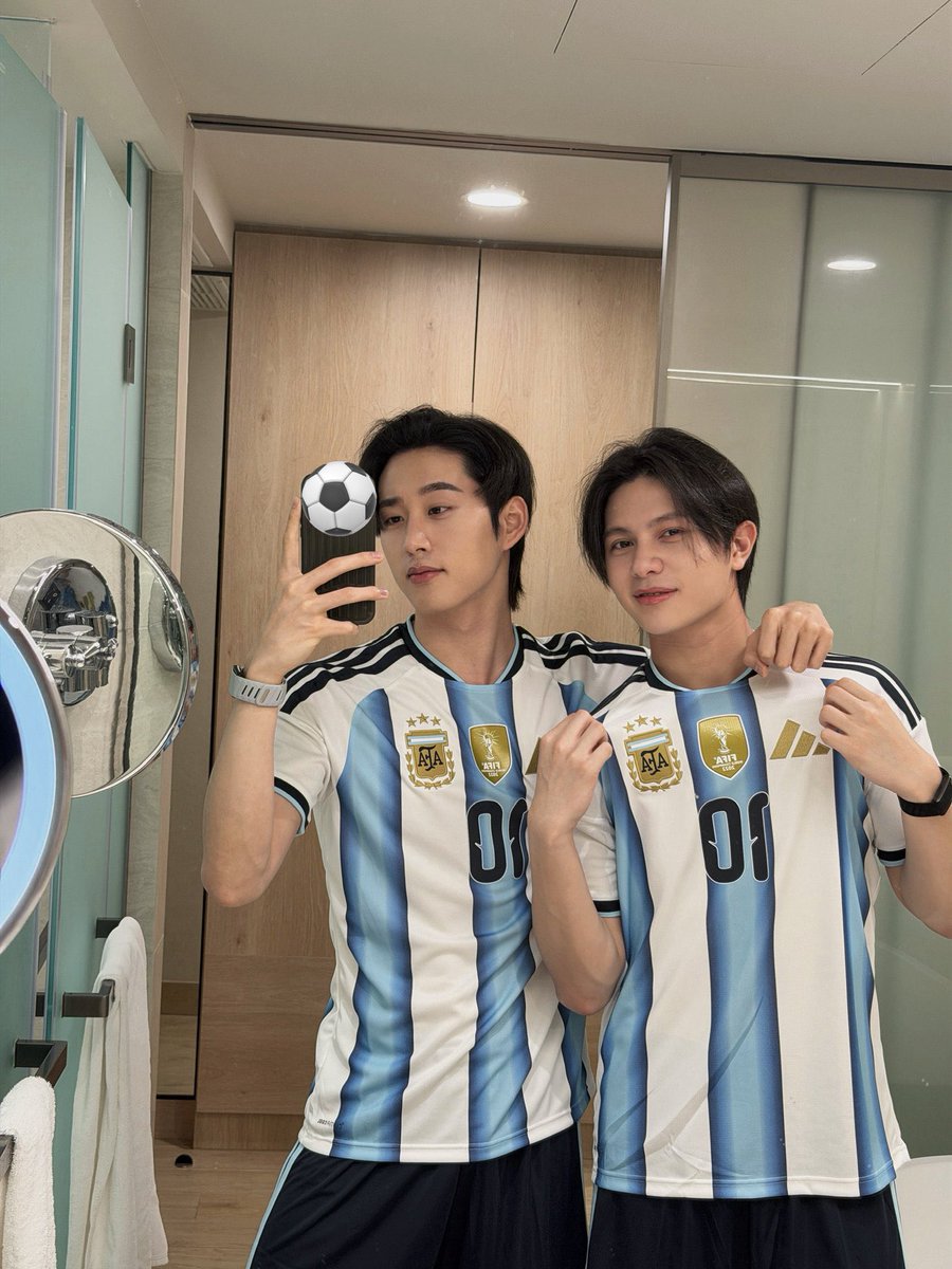 x0x0JS's tweet photo. Messi??  #GMMTVOuting2026 #williamest #williamjkp #Est_rvp https://t.co/OtYDWn221o