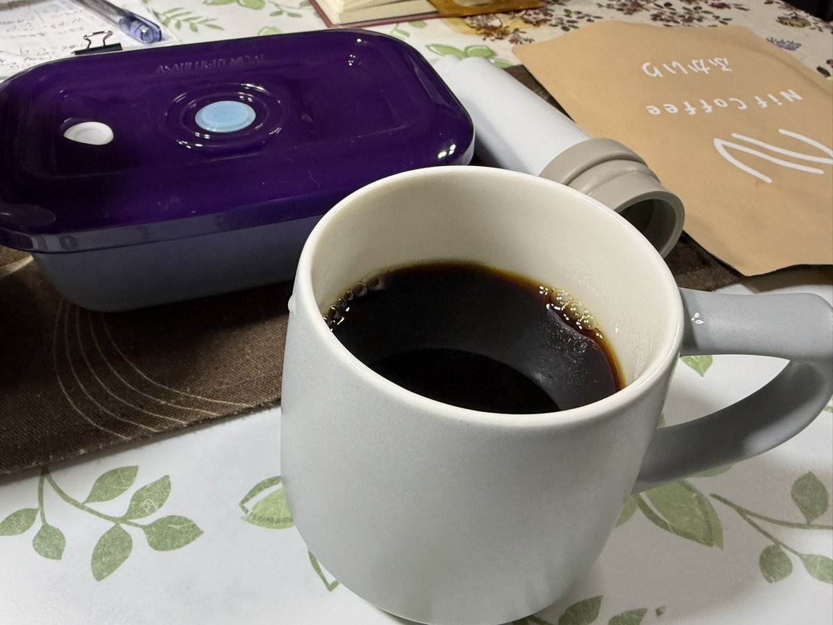 Mayflower1018's tweet photo. Nif Coffeeさんの「ふかいり」頂きました。

今回の豆はコロンビアのナリーニョ県ラ・フロリダ地区バホ村のマイクロロットとの事です。

深煎りならではのビター感もありつつ重すぎない程よいコクで美味しかったです☕️

前日購入したアサヒ軽金属さんの真空クリアボックス（S）に保管することにしました。

コーヒー豆が160gでしたがピッタリ入りました。
深煎りならではの油のテカリが分かりますか？

#nifcoffee 
#ニフコーヒー 
#コーヒー
#深煎り 
#コロンビア
#アサヒ軽金属 
#真空クリアボックス