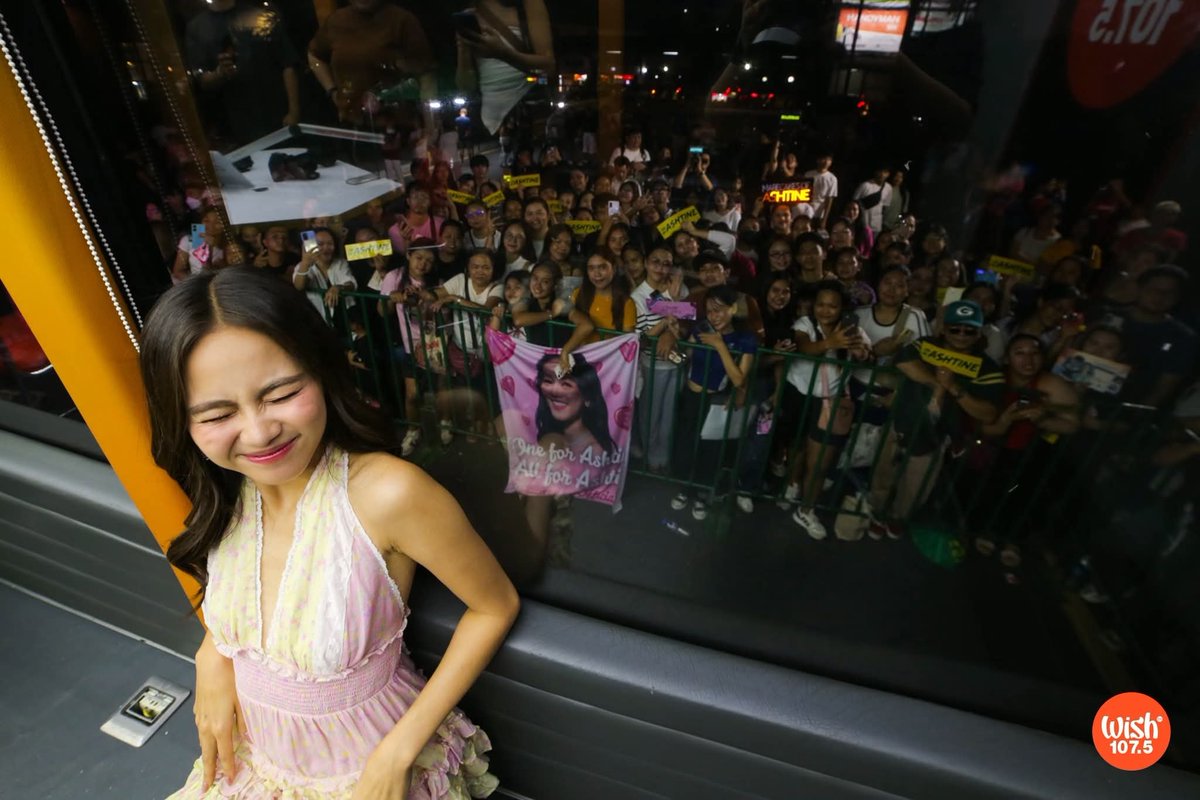 KapatidInsider's tweet photo. #KILook | ​SHE SLAYED ONCE AGAIN! 💅

​The “Nation's Mutya,” actress-singer Ashtine Olviga, has proved her versatility once more after performing her debut single, #LoveLikeU, inside the iconic Wish 107.5 Bus.

​Catch Ashtine at her debut solo concert—#LoveLikeAshtine—this August 22 at the New Frontier Theater!

📷: @wish1075
